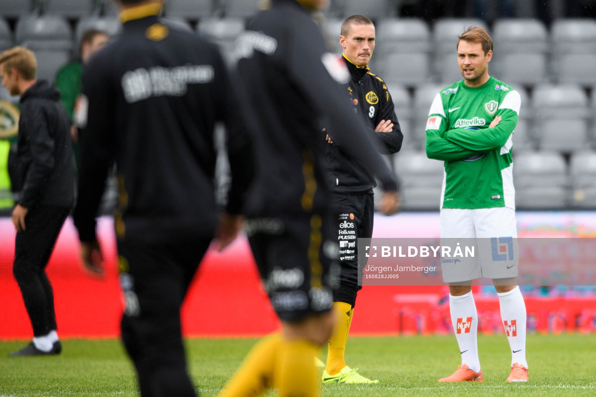 Elfsborgs Lasse Nilsson och Jönköpings Tom Siwe petar