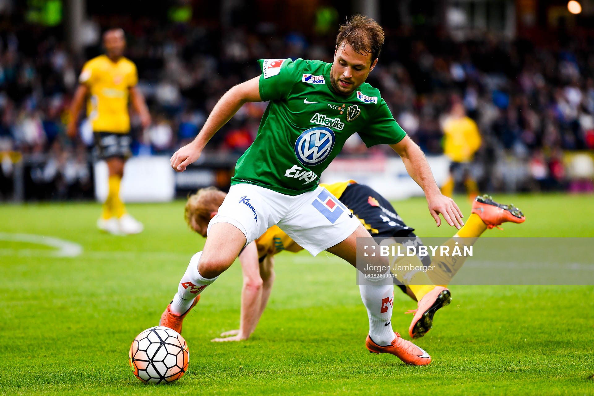 Jönköpings Tom Siwe och Elfsborgs Simon Lundevall under fotbollsmatchen i Allsvenskan mellan Jönköping och Elfsborg den 28 augusti 2016 i JÖNKÖPING.