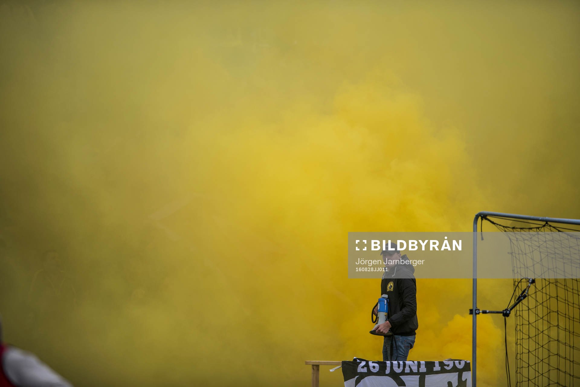 Elfsborgs supportrar med gul rök