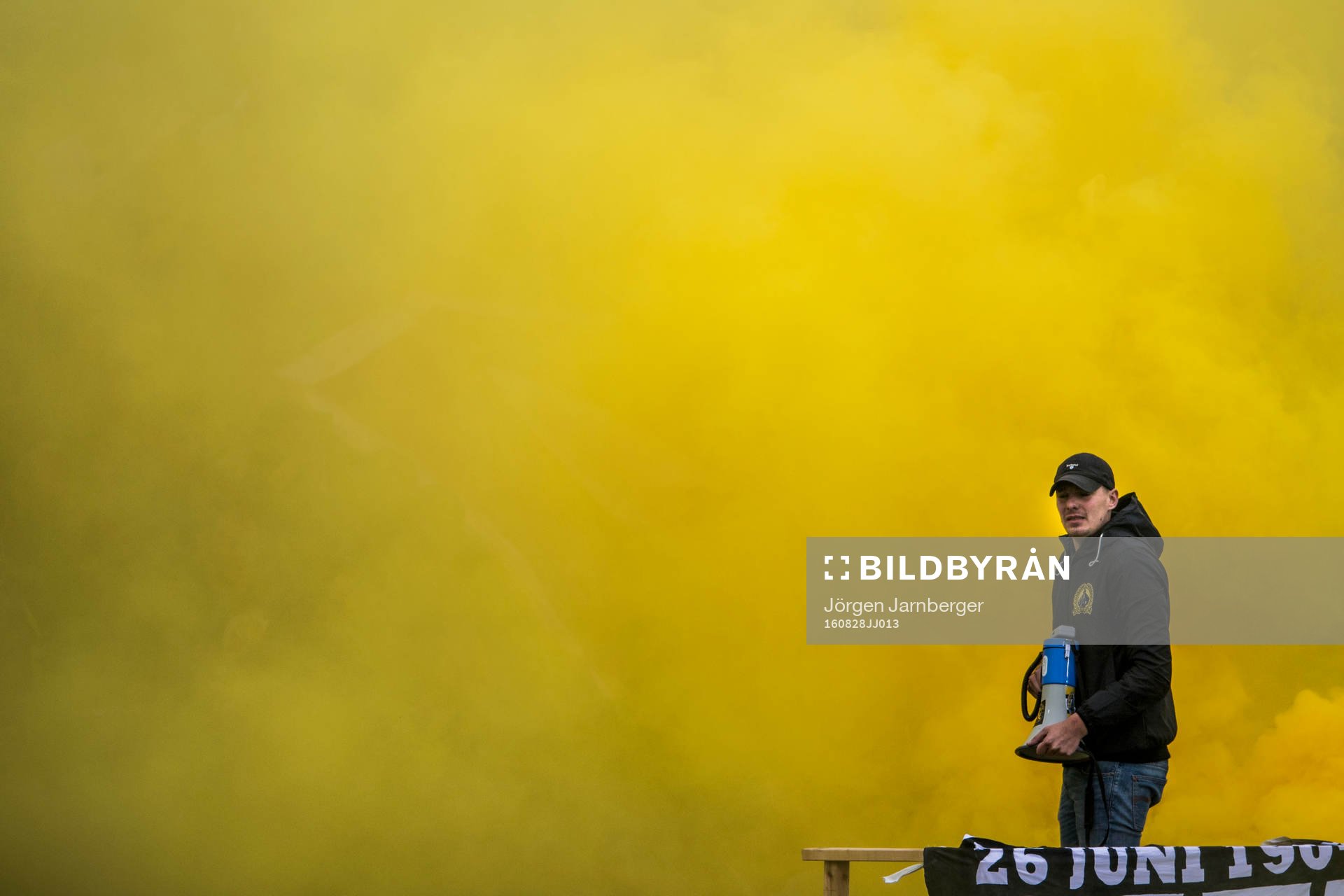 Elfsborgs supportrar med gul rök