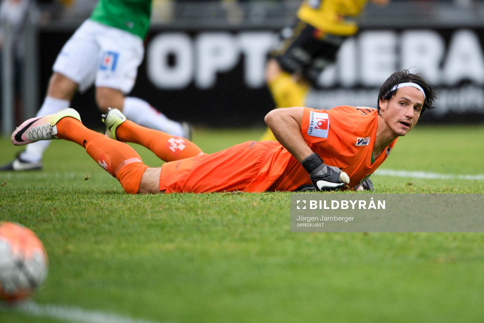 Jönköpings målvakt Damir Mehic räddar bollen till hörna under fotbollsmatchen i Allsvenskan mellan Jönköping och Elfsborg den 28 augusti 2016 i JÖNKÖPING.