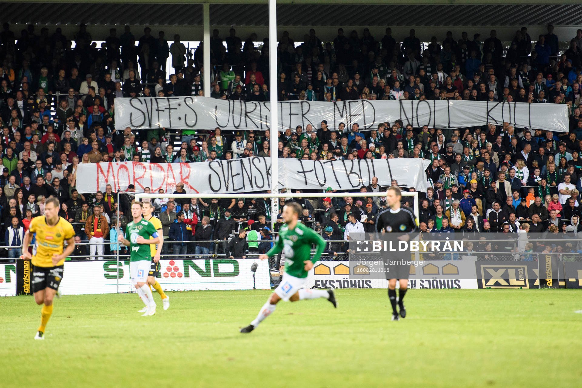 Jönköpings supportrar med en banderoll