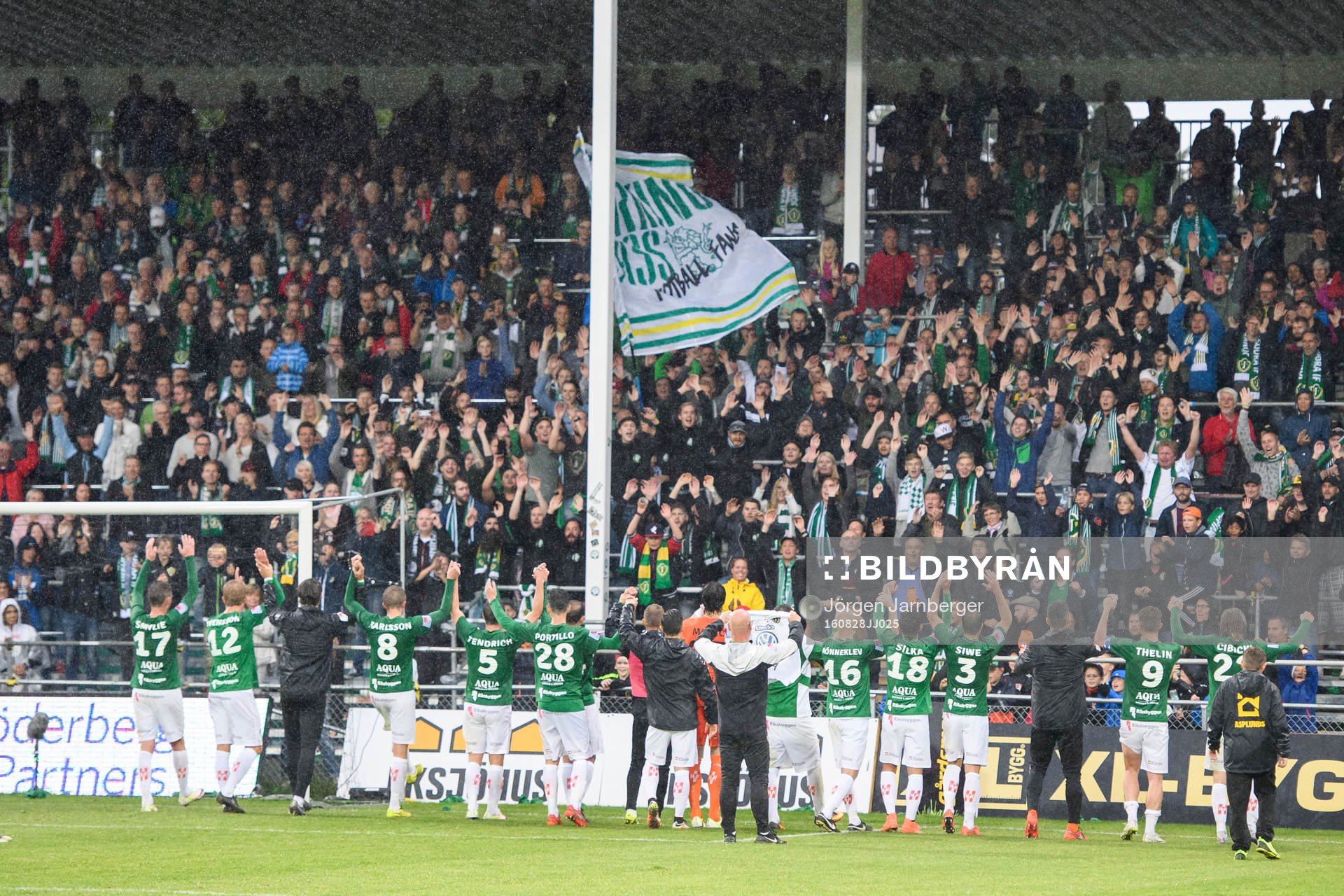 Jönköpings spelare tackar supportrarna