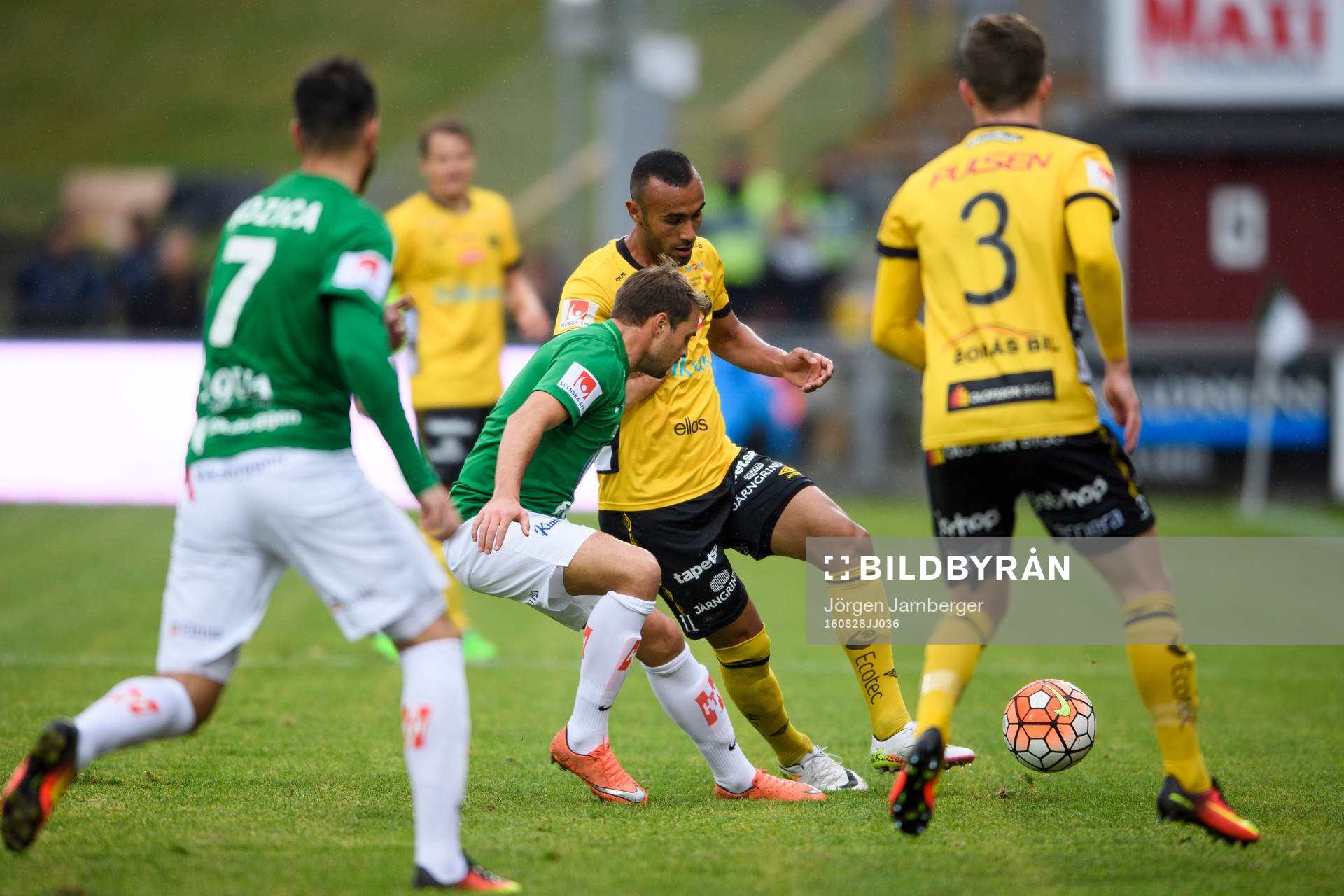Elfsborgs Issam Jebali och Jönköpings Tom Siwe under fotbollsmatchen i Allsvenskan mellan Jönköping och Elfsborg den 28 augusti 2016 i JÖNKÖPING.