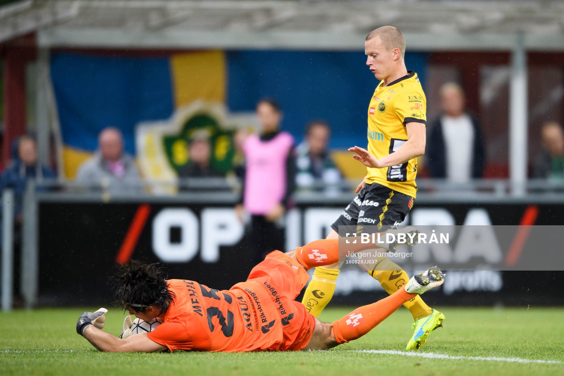 Jönköpings målvakt Damir Mehic räddar friläge från