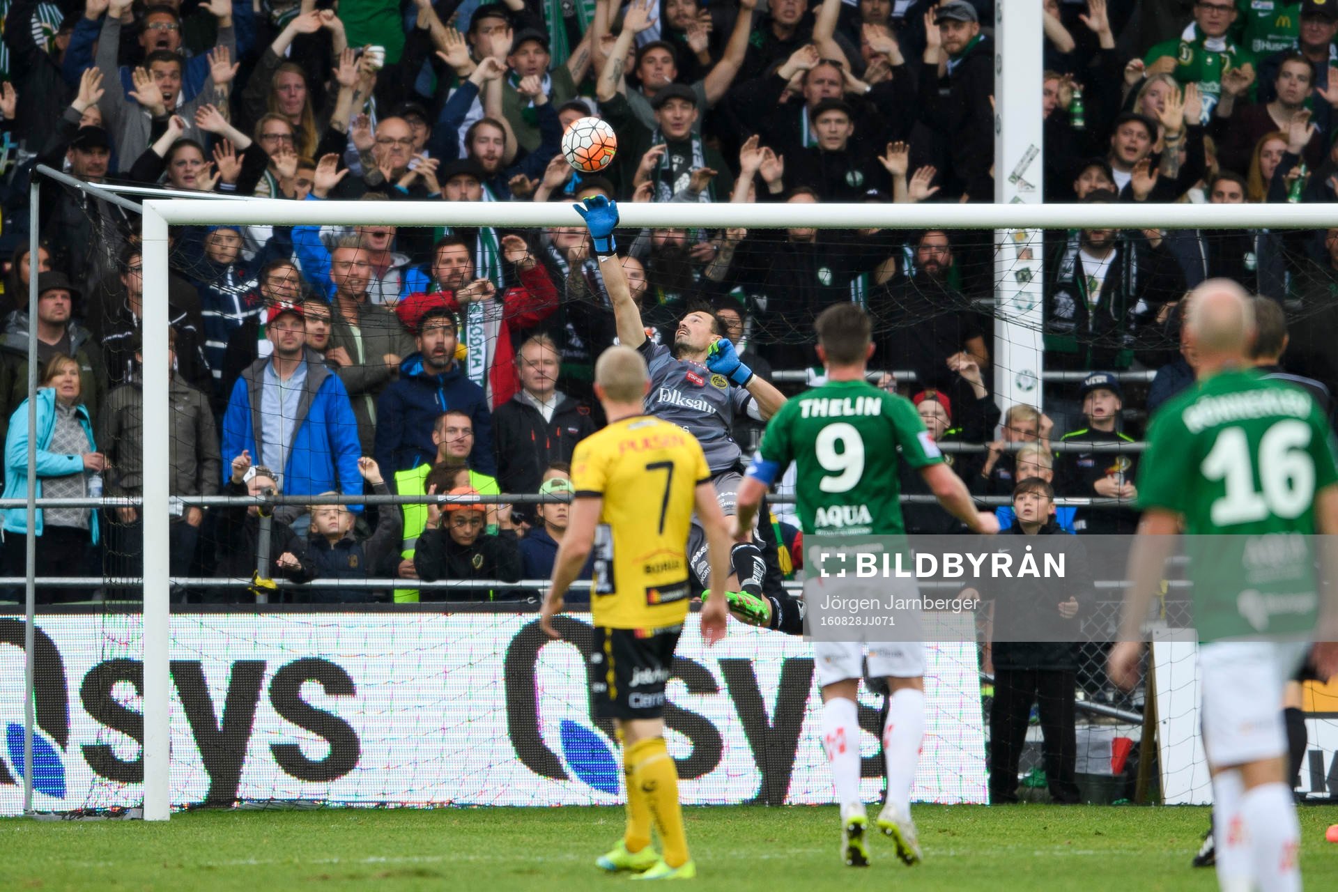 Elfsborgs målvakt Kevin Stuhr Ellegaard räddar bollen