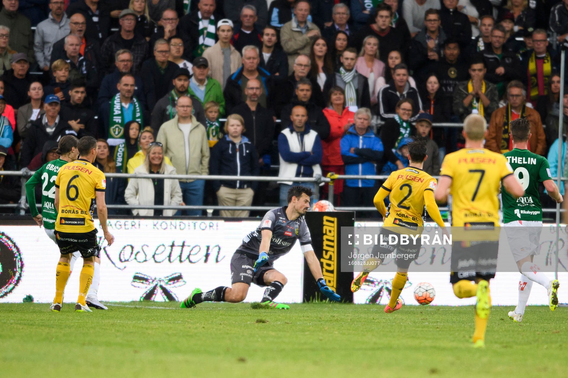 Jönköpings Pawel Cibicki (Vänster skymd i bild) gör 1-0
