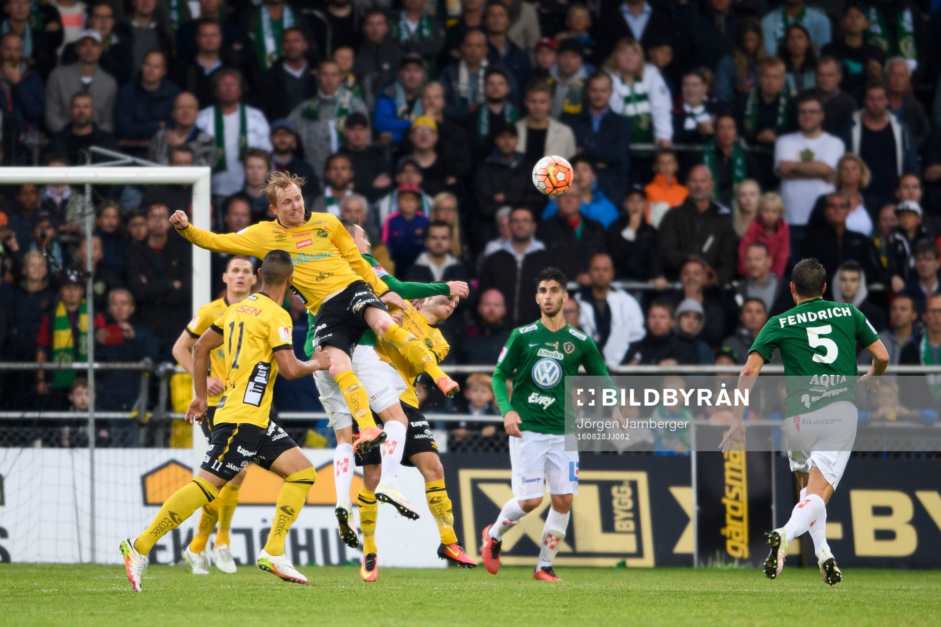 Kamp framför Elfsborgs mål med Simon Lundevall högst i luftduellen under fotbollsmatchen i Allsvenskan mellan Jönköping och Elfsborg den 28 augusti 2016 i JÖNKÖPING.