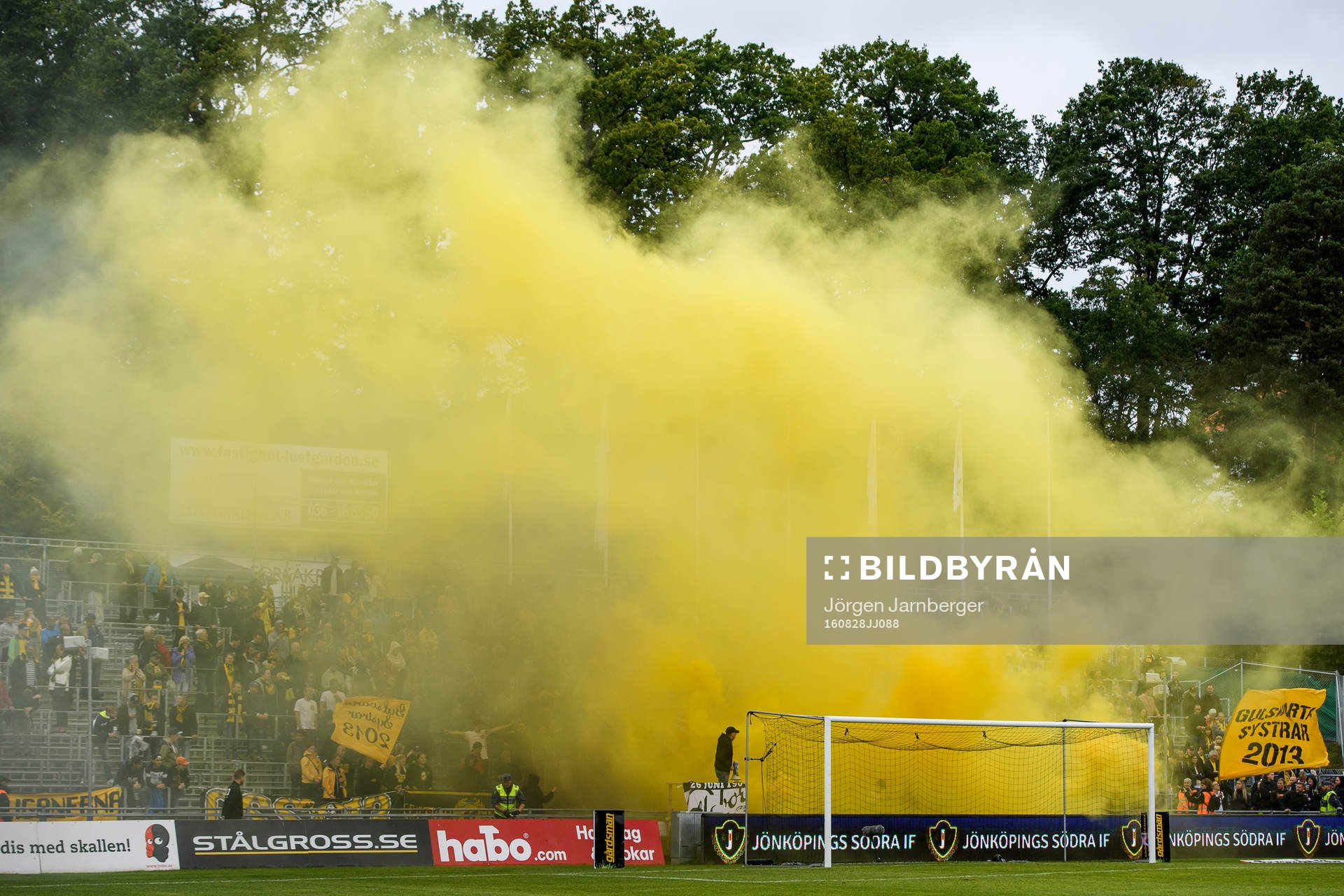 Elfsborgs supportrar i gul rök
