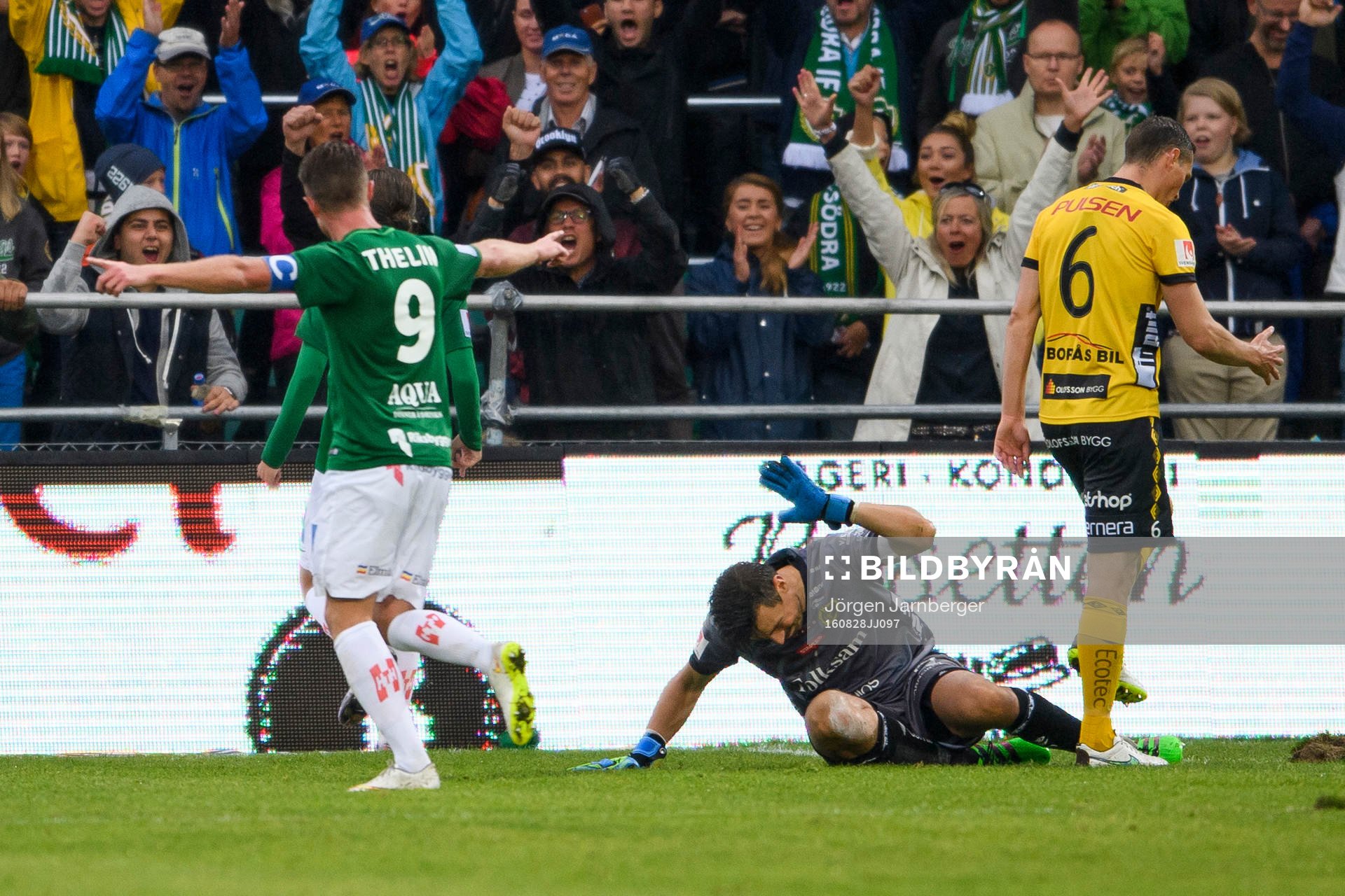 Jönköpings Pawel Cibicki (skymd) har precis gjort 1-0 och