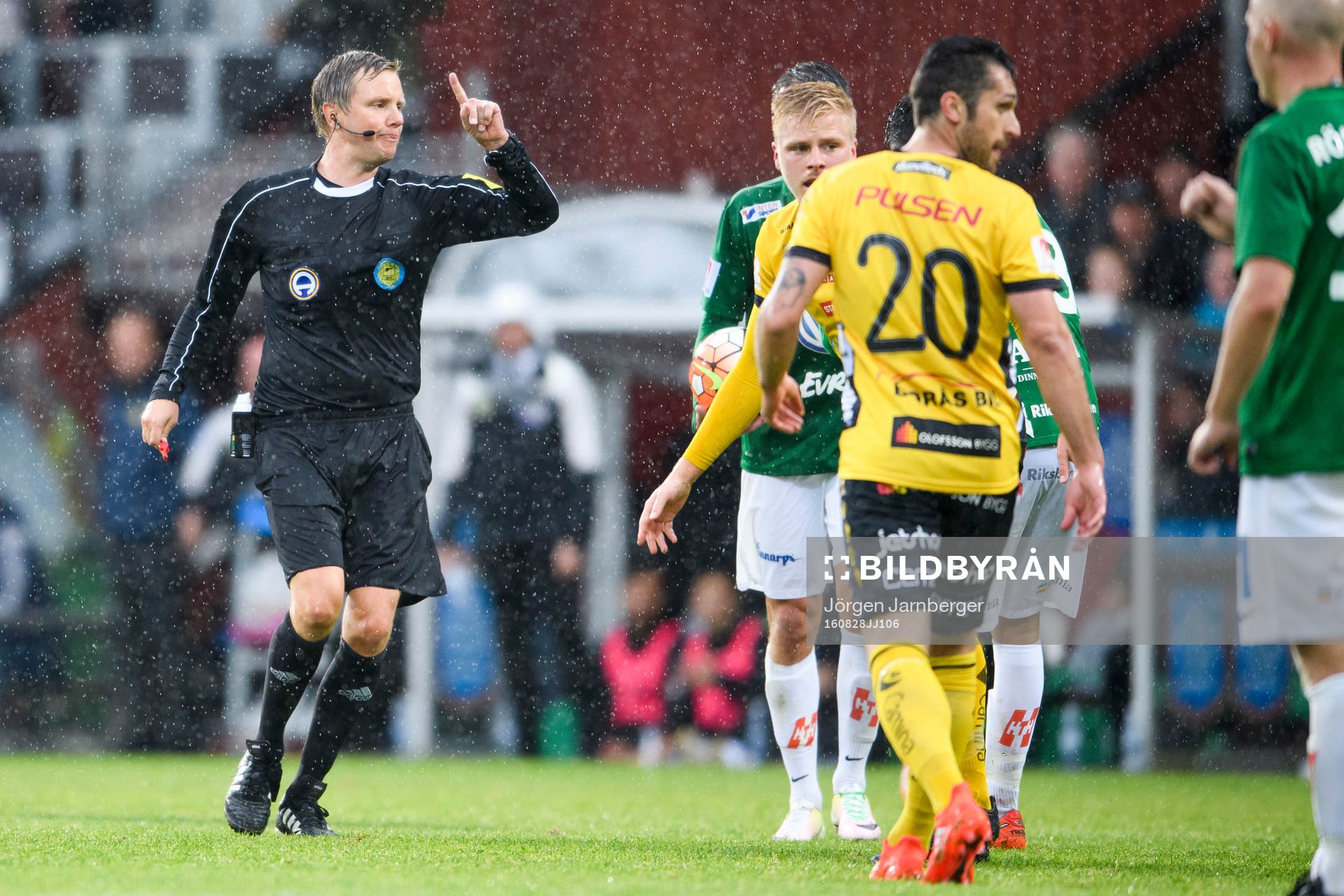 domare Markus Strömbergsson under fotbollsmatchen i Allsvenskan mellan Jönköping och Elfsborg den 28 augusti 2016 i JÖNKÖPING.
