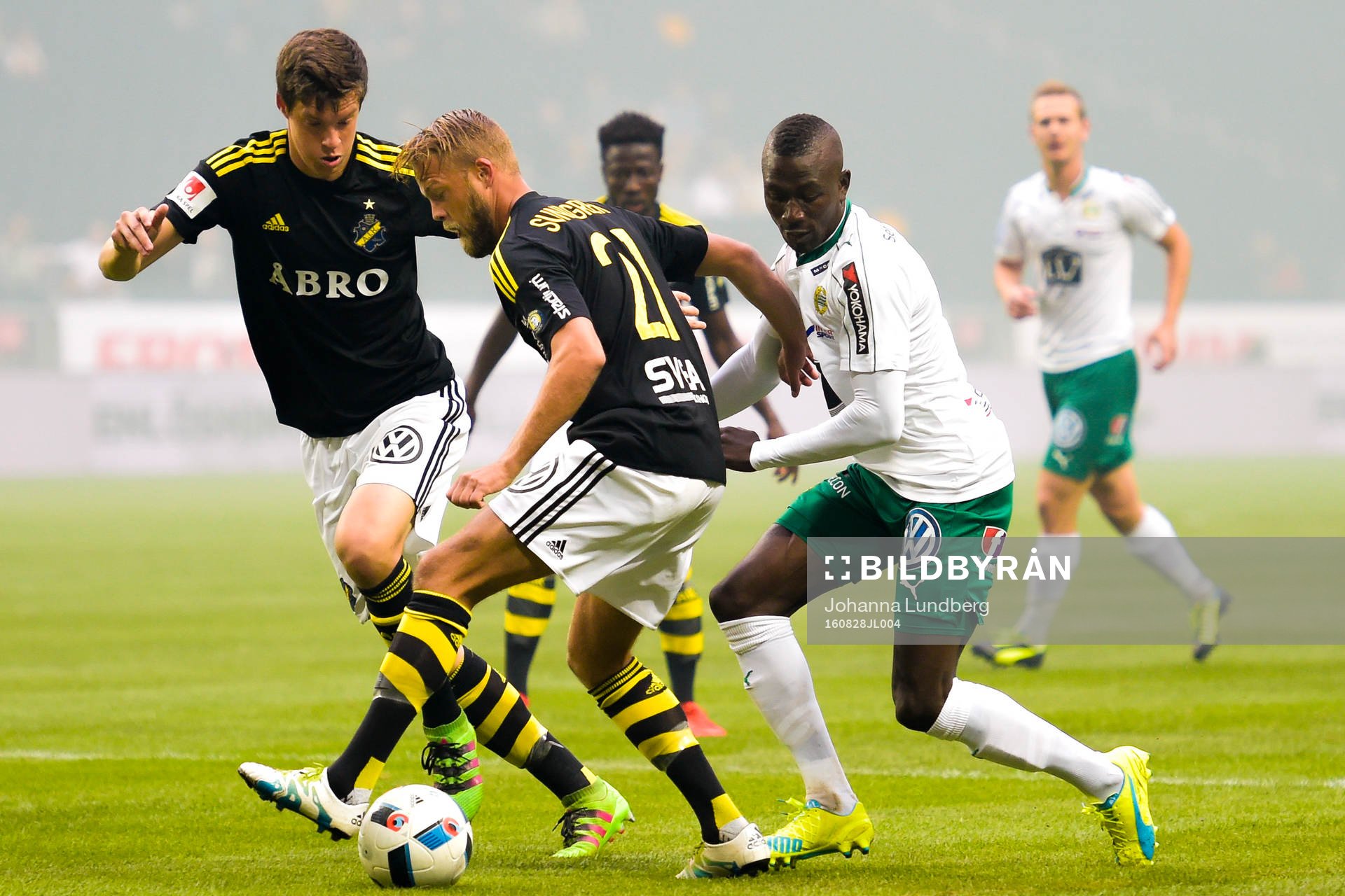 s Sauli Väisänen och Daniel Sundgren i kamp mot Hammarbys