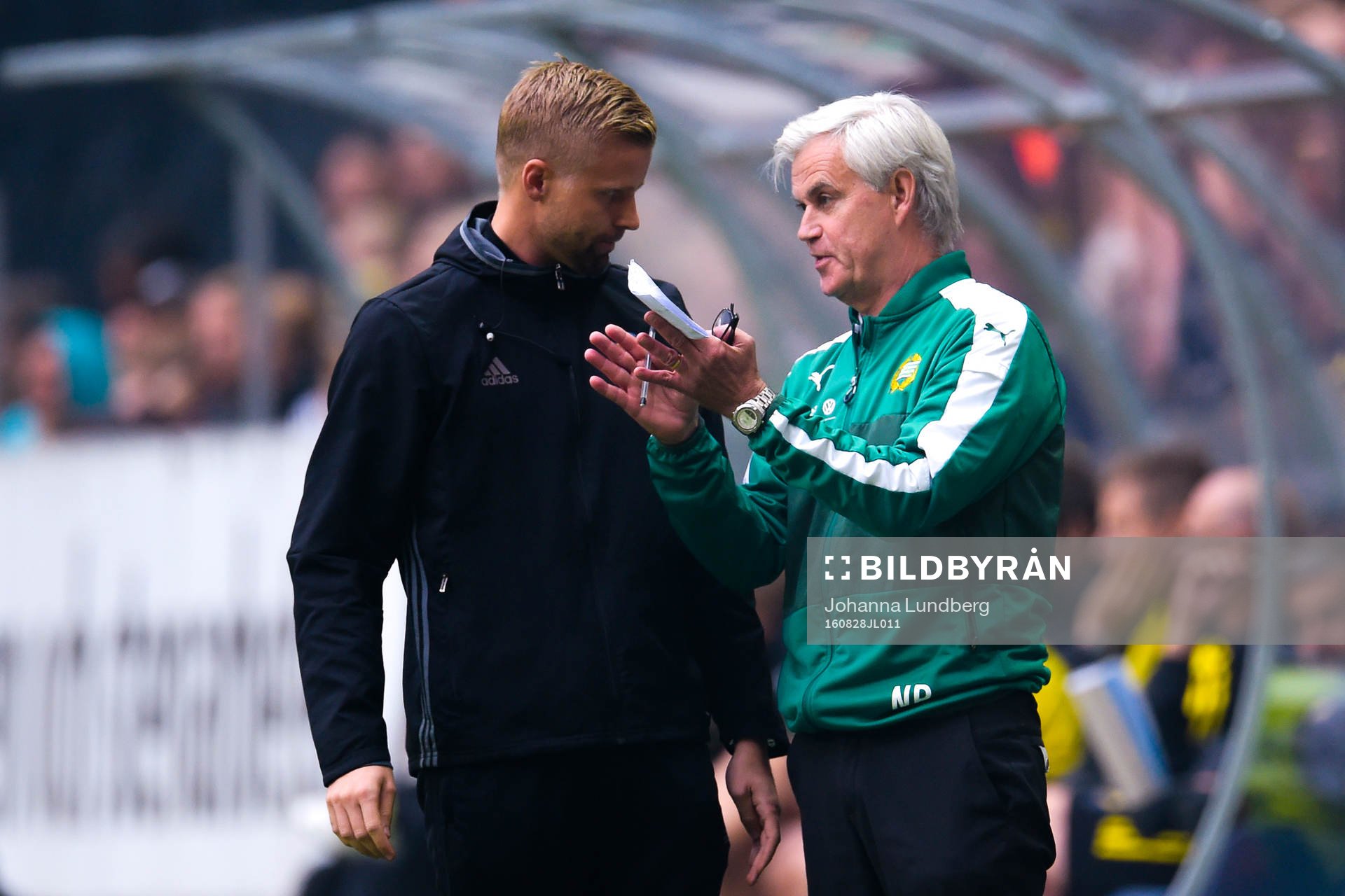 Hammarbys tränare Nanne Bergstrand i samtal med