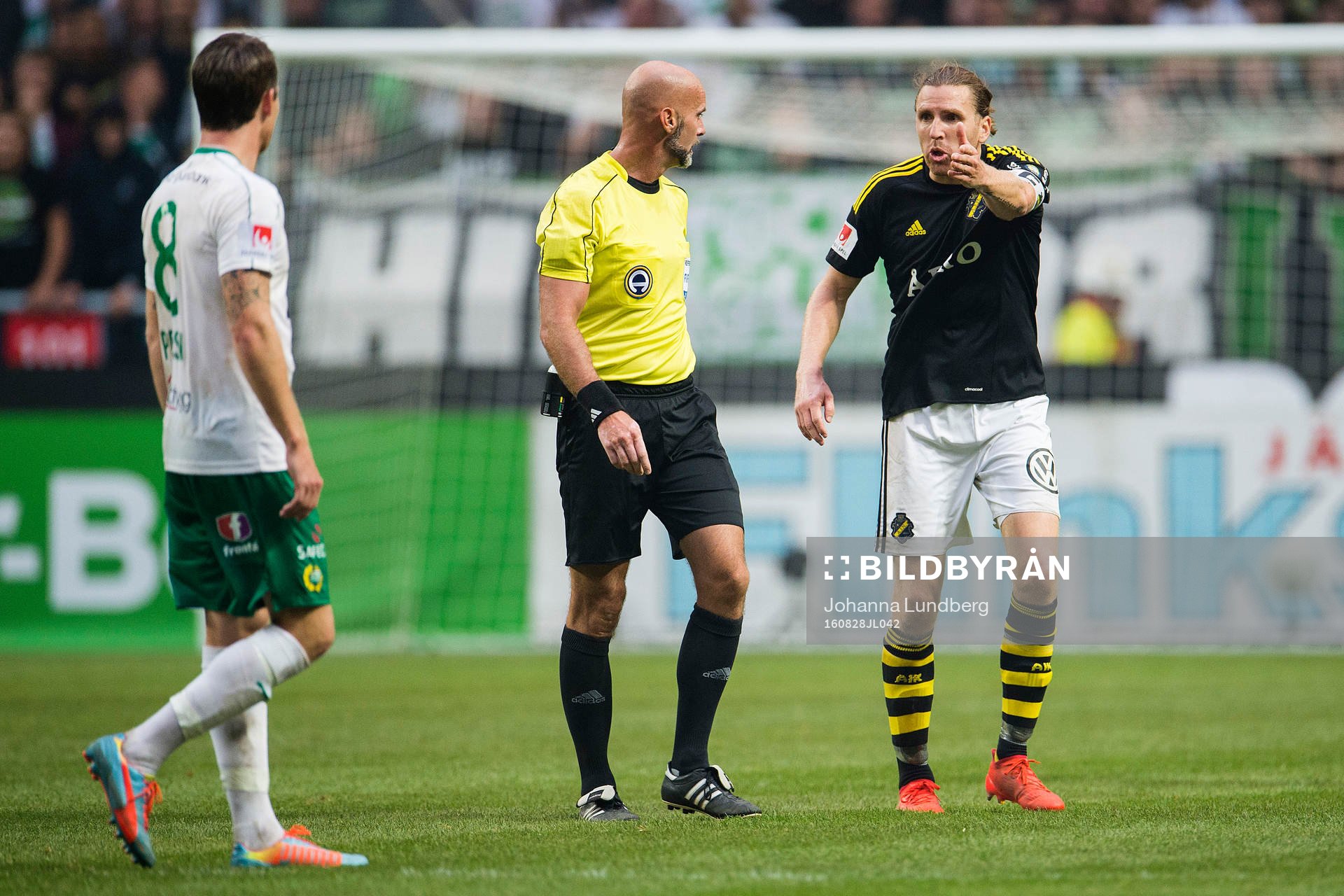 AIK:s Nils-Eric Johansson reagerar mot domare Stefan Johannesson under fotbollsmatchen i Allsvenskan mellan AIK - Hammarby den 28 augusti 2016 i Stockholm.