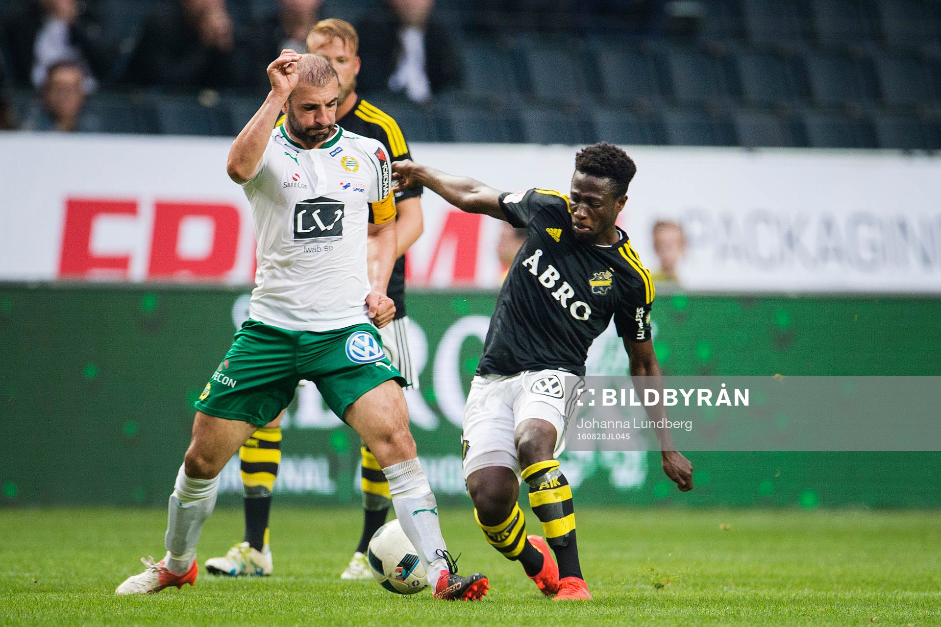 Hammarbys Kennedy Bakircioglu och AIK:s Ebenezer Ofori under fotbollsmatchen i Allsvenskan mellan AIK - Hammarby den 28 augusti 2016 i Stockholm.
