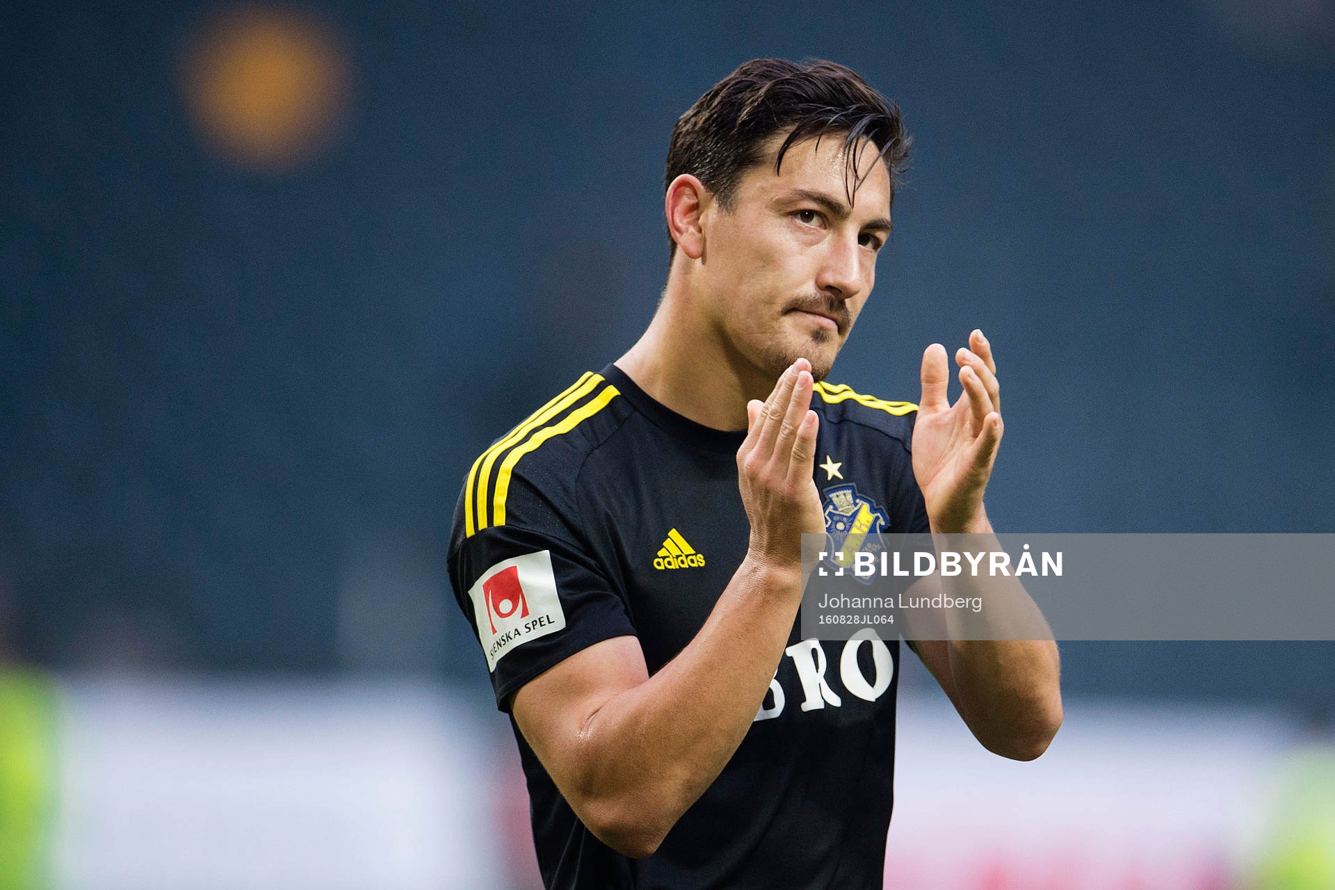 s Stefan Ishizaki tackar publiken