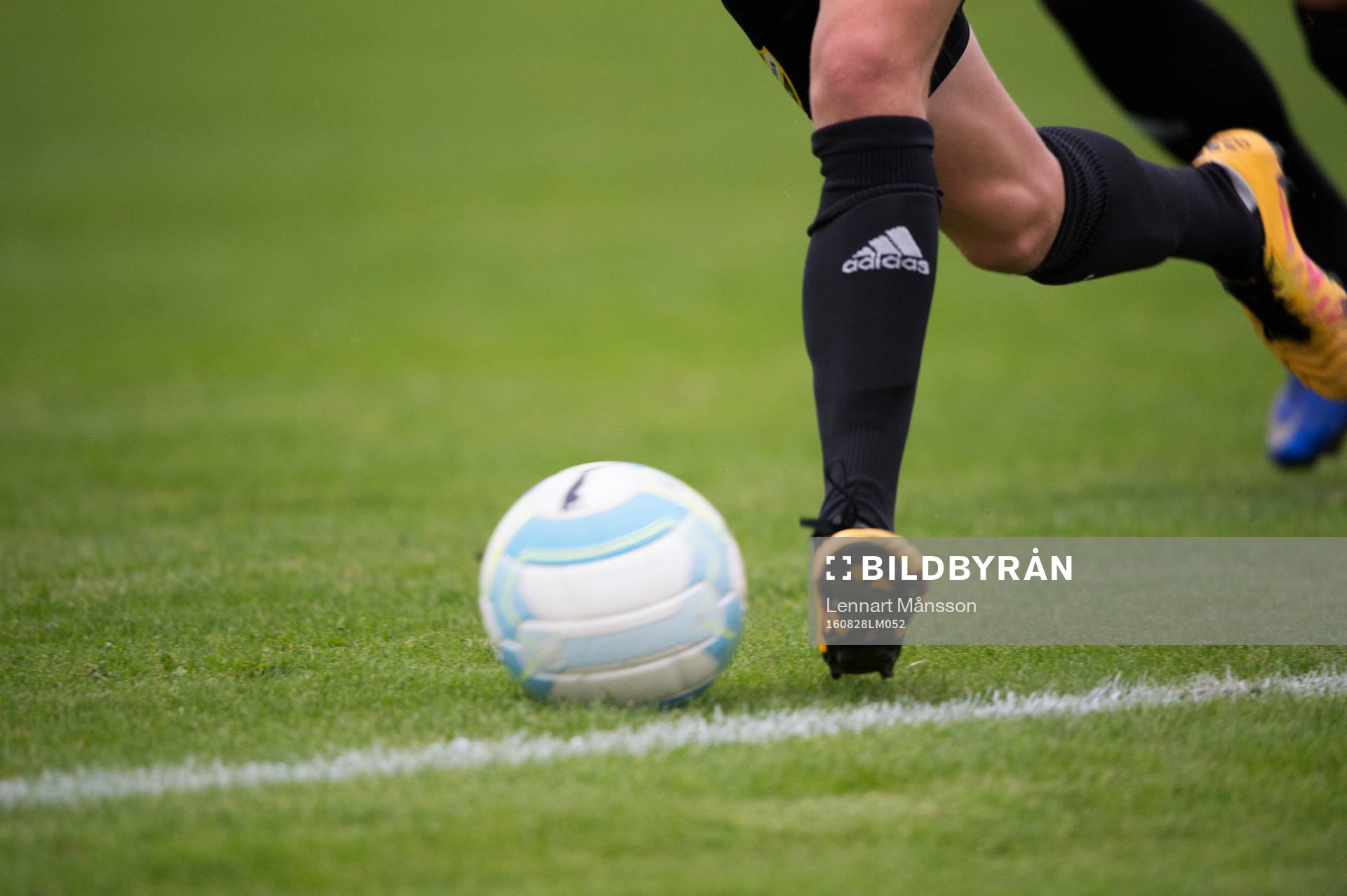 Fot, boll, fotbollsstrumpa Adidas i matchen i division 2