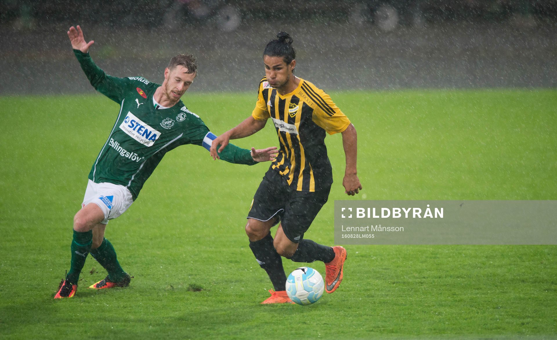 Ameer Naseer, IFK Hässleholm och Anton Persson, Hässleholms IF i matchen i division 2 mellan Hässleholms IF och IFK Hässleholm i Hässleholm 28 augusti 2016.