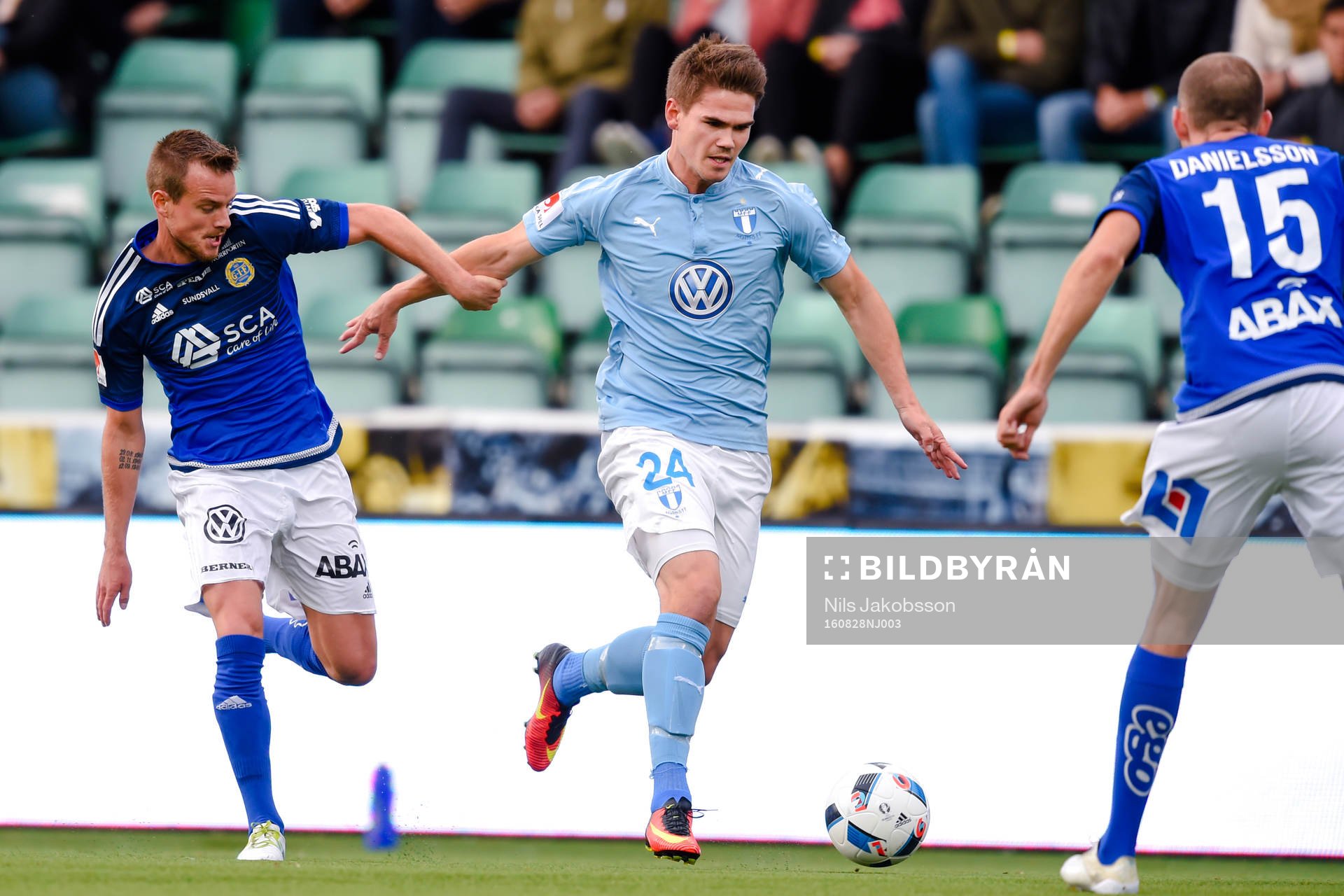 Sundsvalls Eric Larsson och Malmö FFs Pa Konate