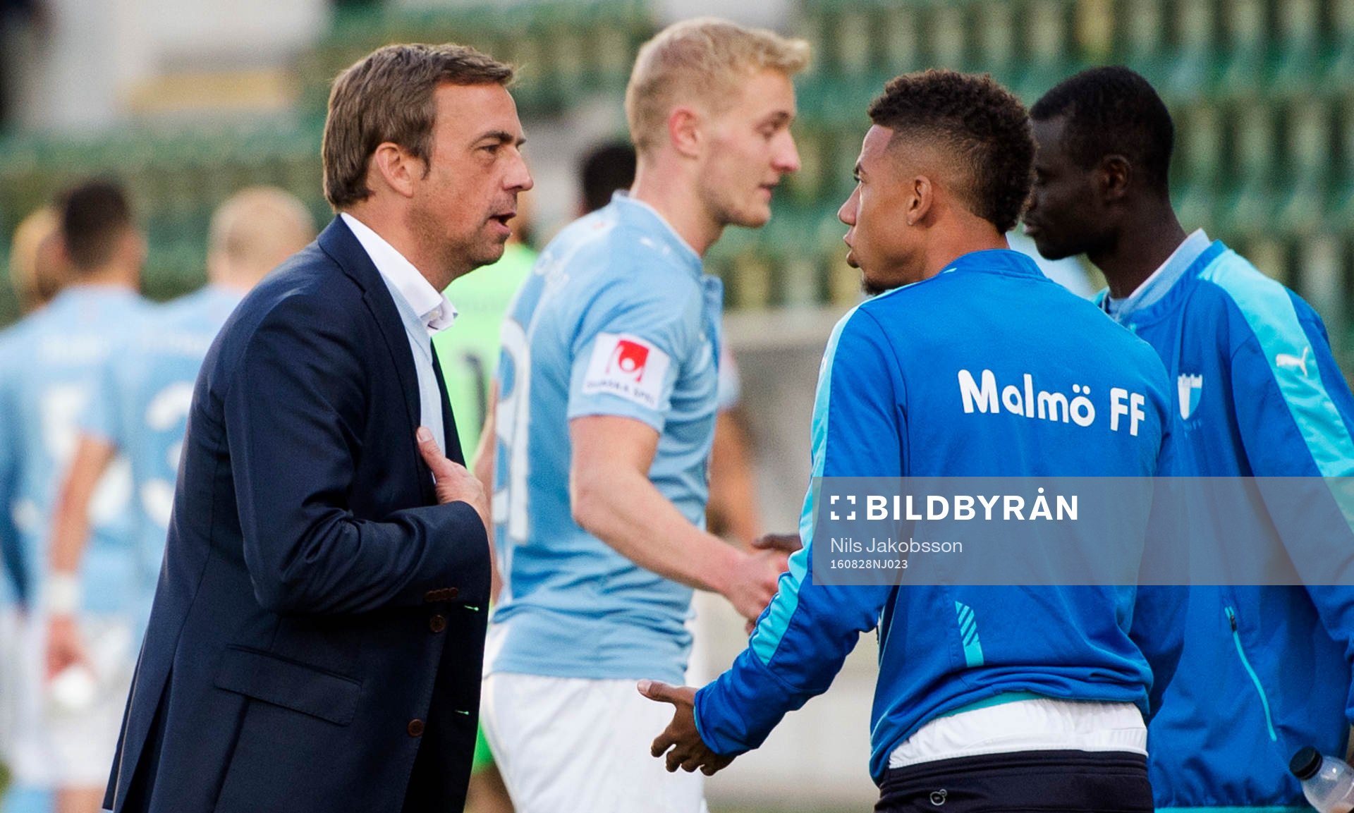 Malmö FFs tränare Allan Kuhn pratar med Tobias Sana