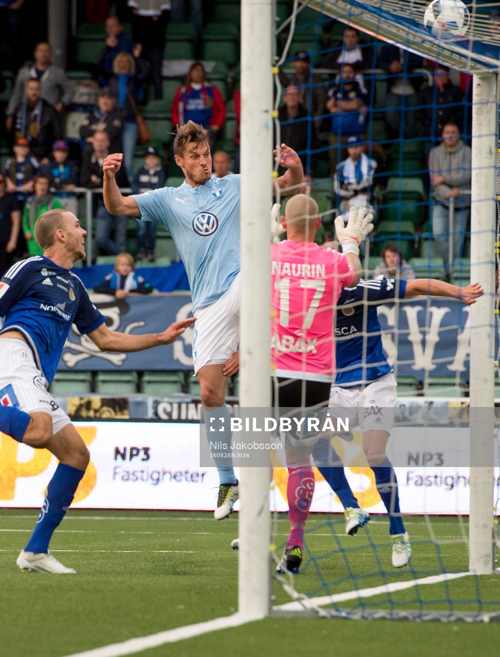 Malmö FFs Markus Rosenberg är nära att göra mål på