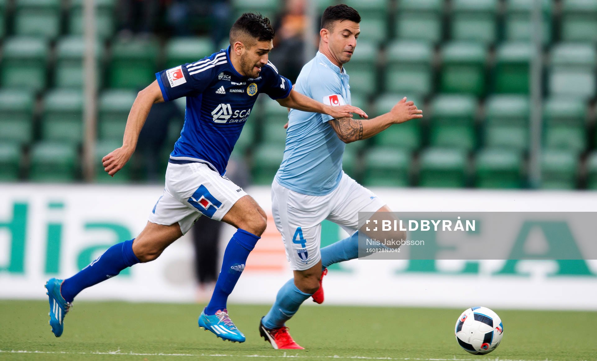 Sundsvalls Stefan Silva och Malmö FFs Behrang Safari