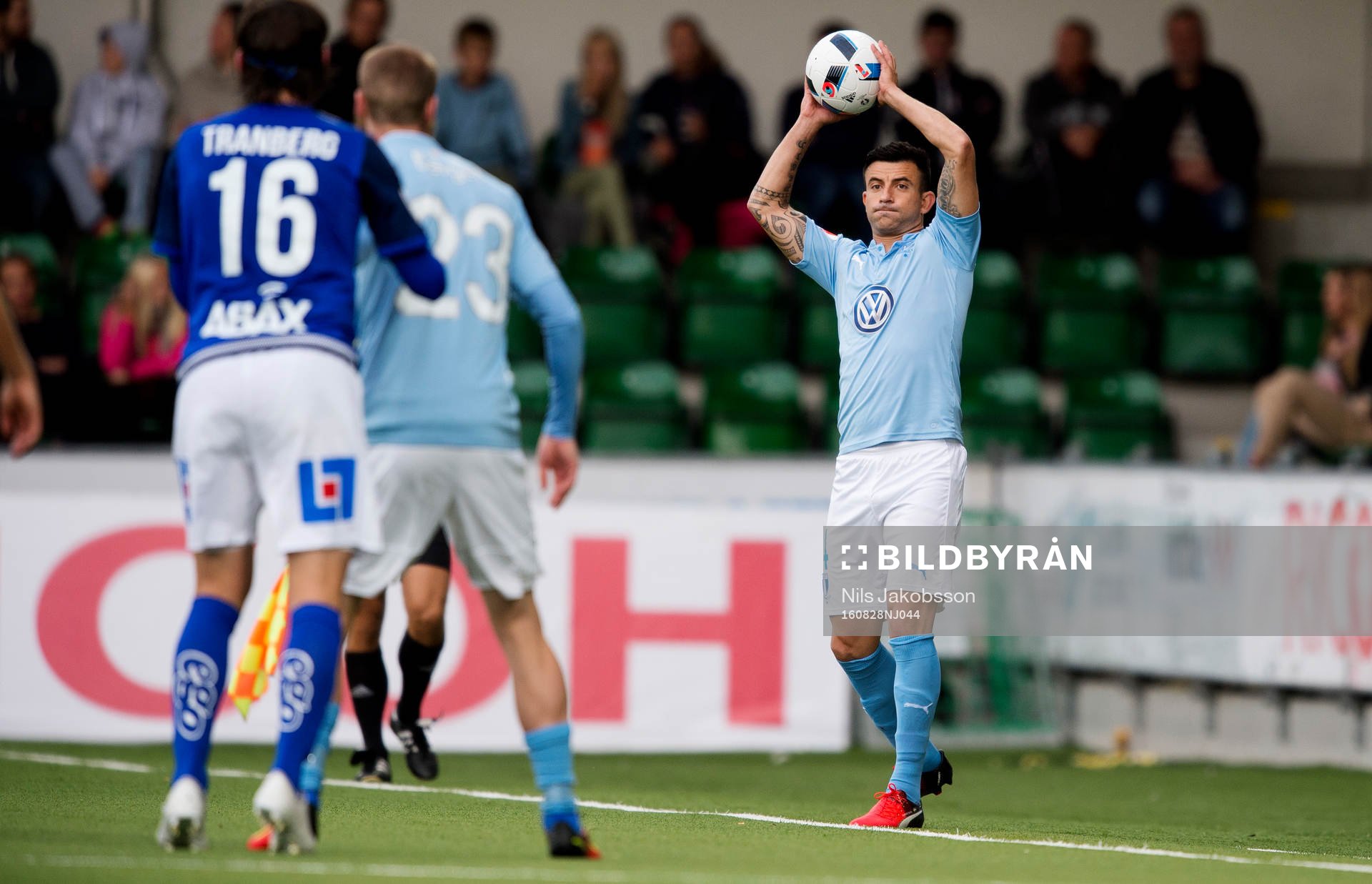 Malmö FFs Behrang Safari med ett inkast