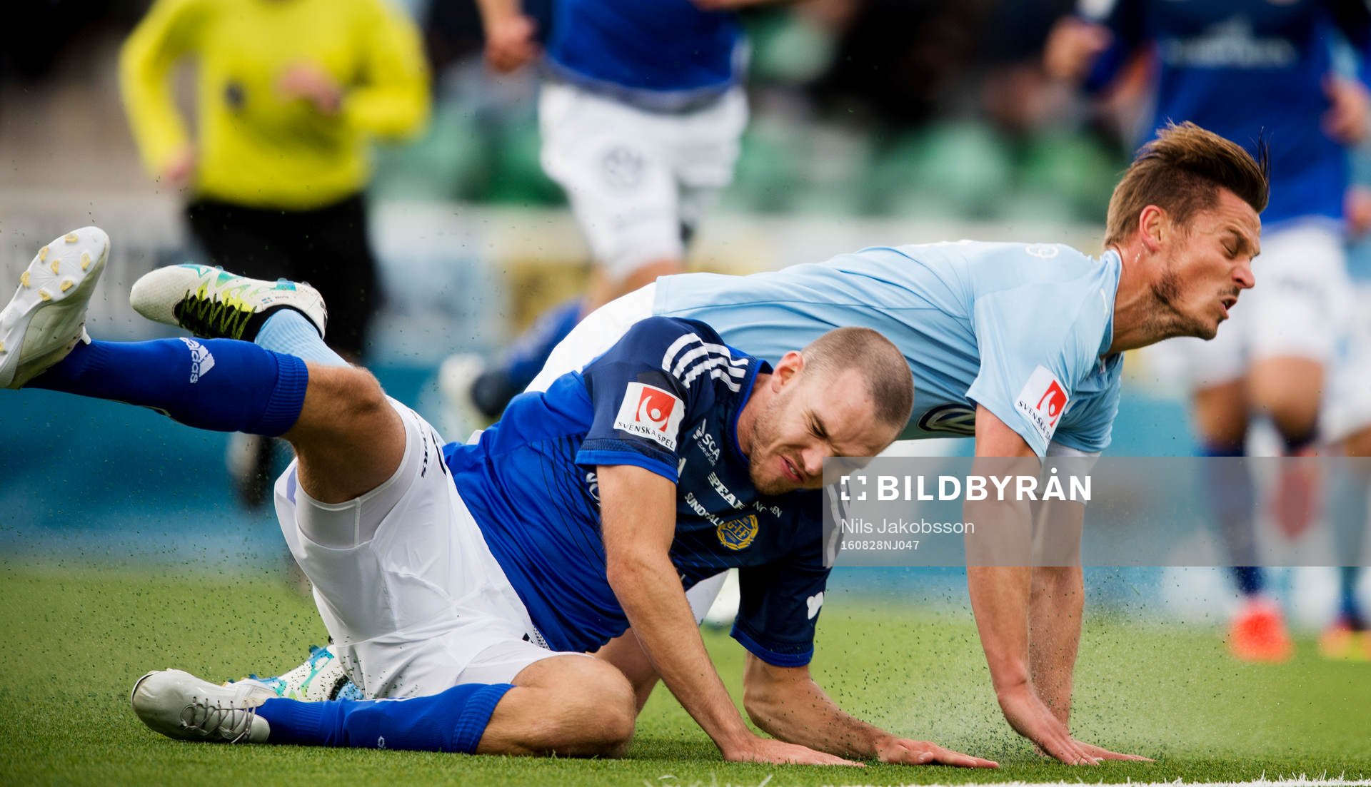Sundsvalls Marcus Danielson glidtacklar Malmö FFs Markus