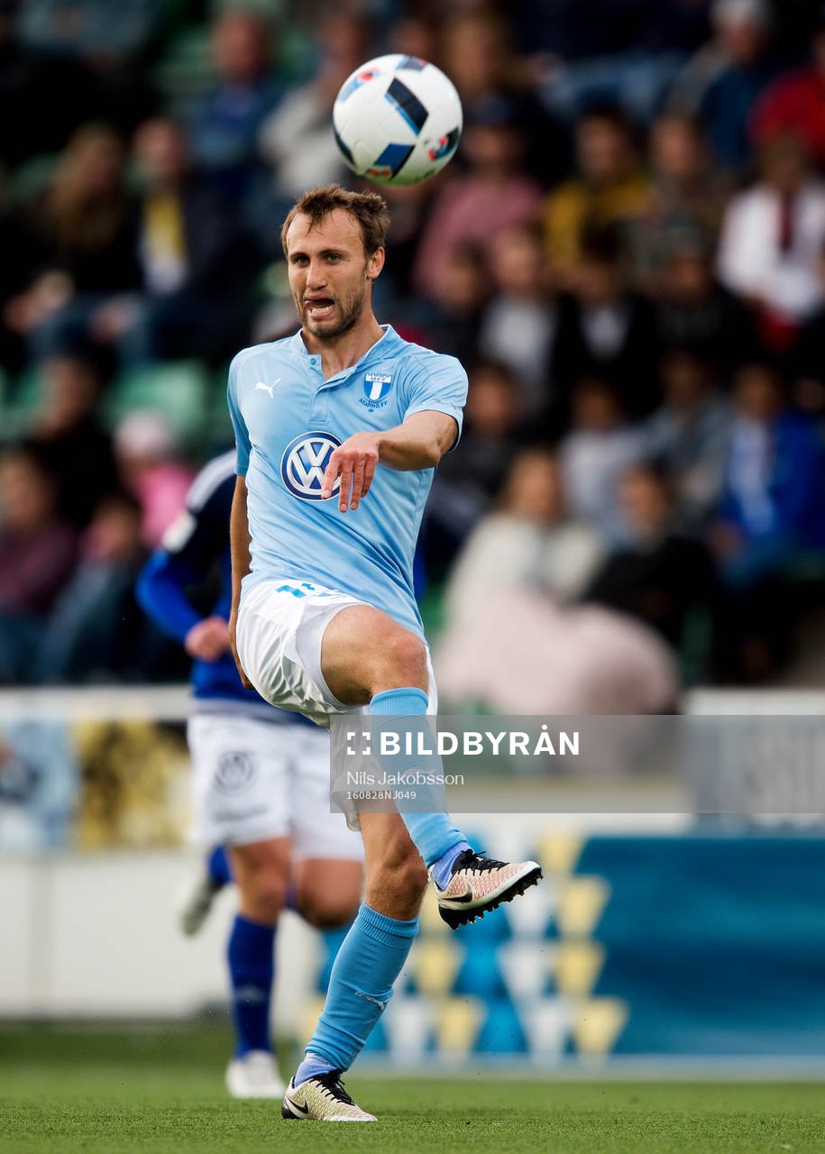 Malmö FFs Magnus Wolff Eikrem slår en passning