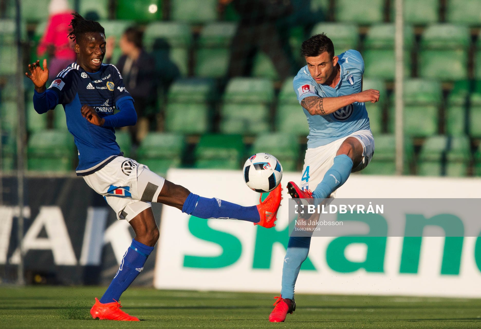 Sundsvalls Peter Wilson och Malmö FFs Behrang Safari
