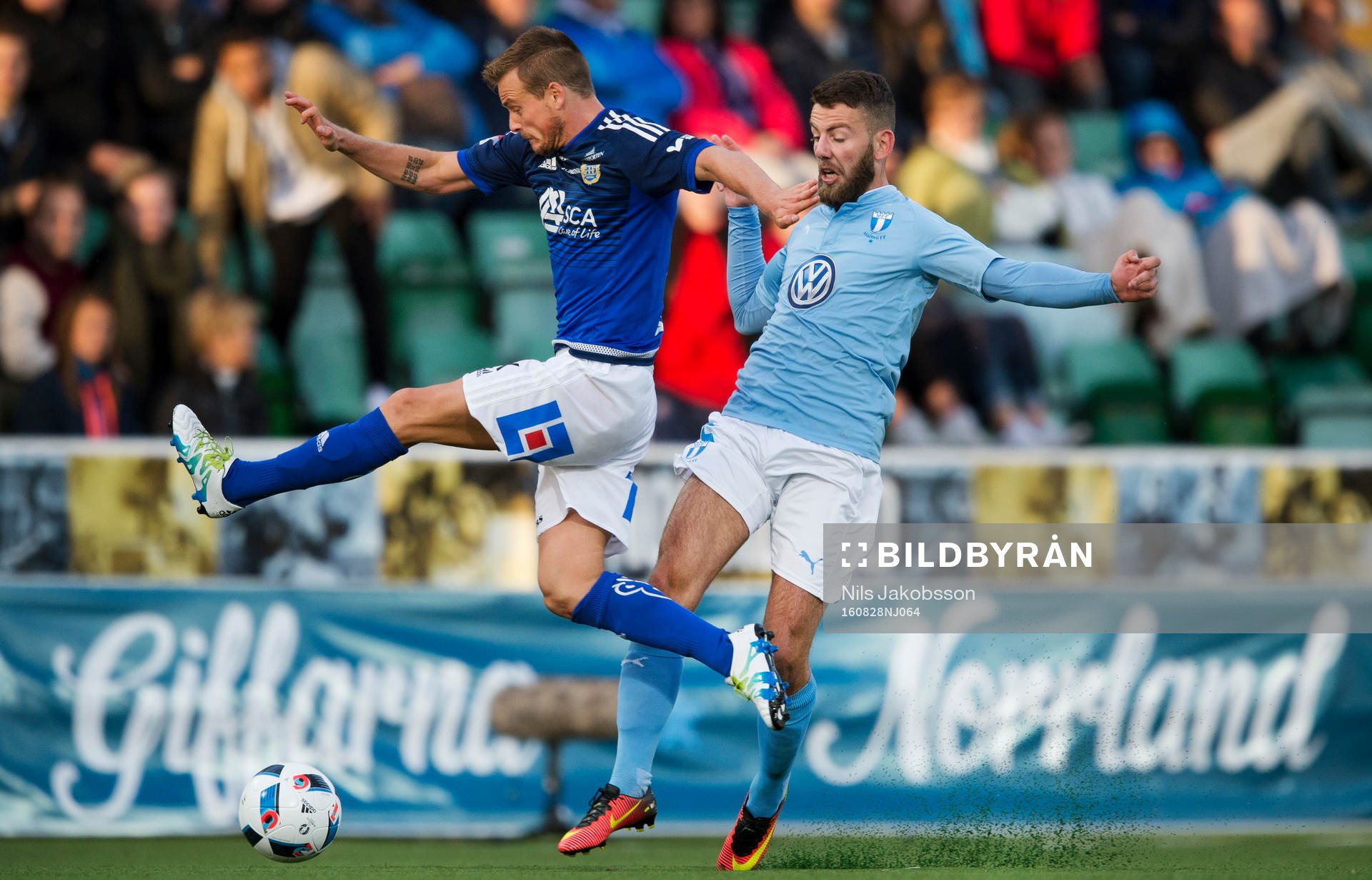 Sundsvalls Eric Larsson stoppar Malmö FFs Erdal Rakip
