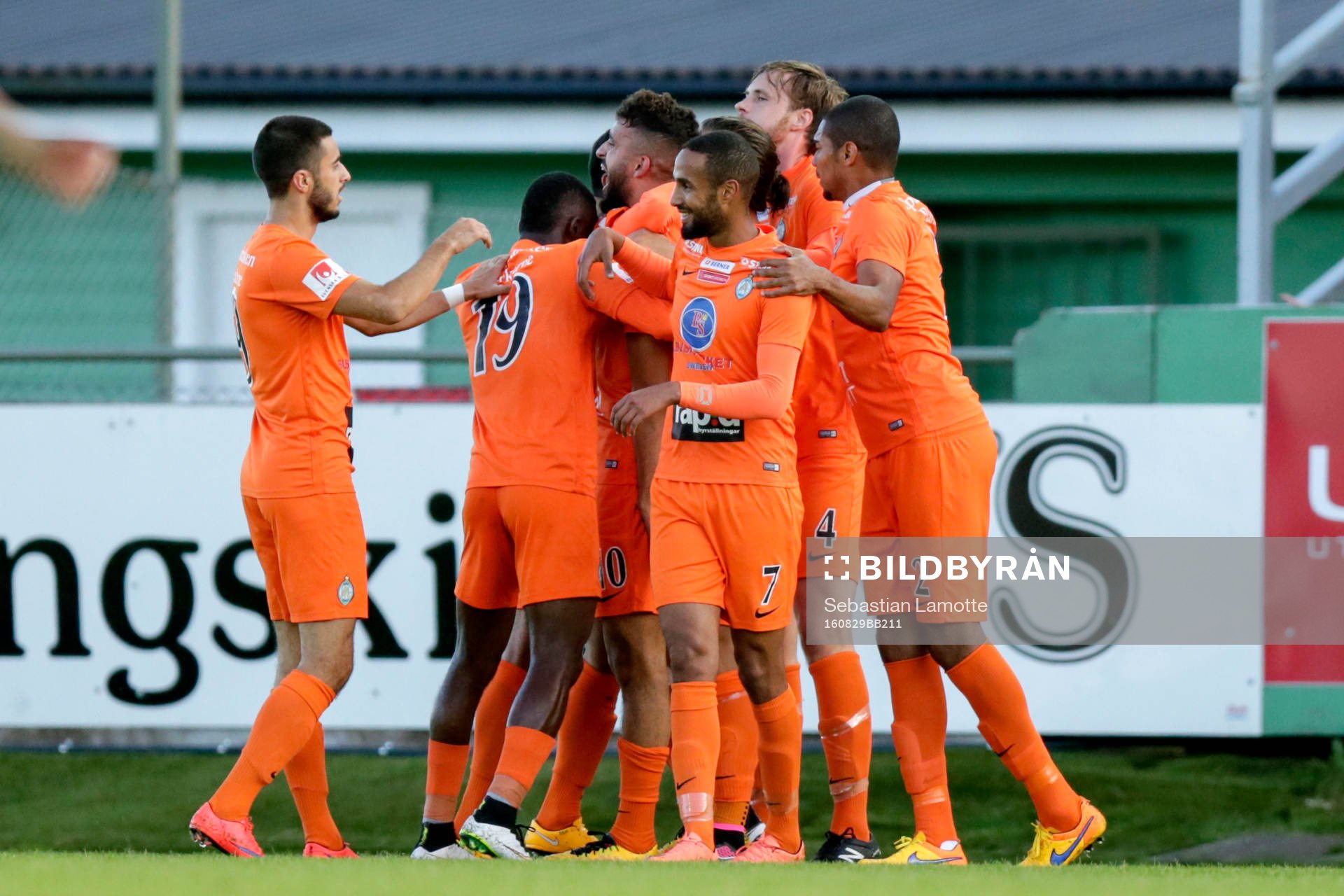 Athletics Omar Eddahri jublar med lagkamraterna efter 0-1 under fotbollsmatchen i Superettan mellan Ljungskile och AFC United den 29 Augusti 2016 i Ljungskile.