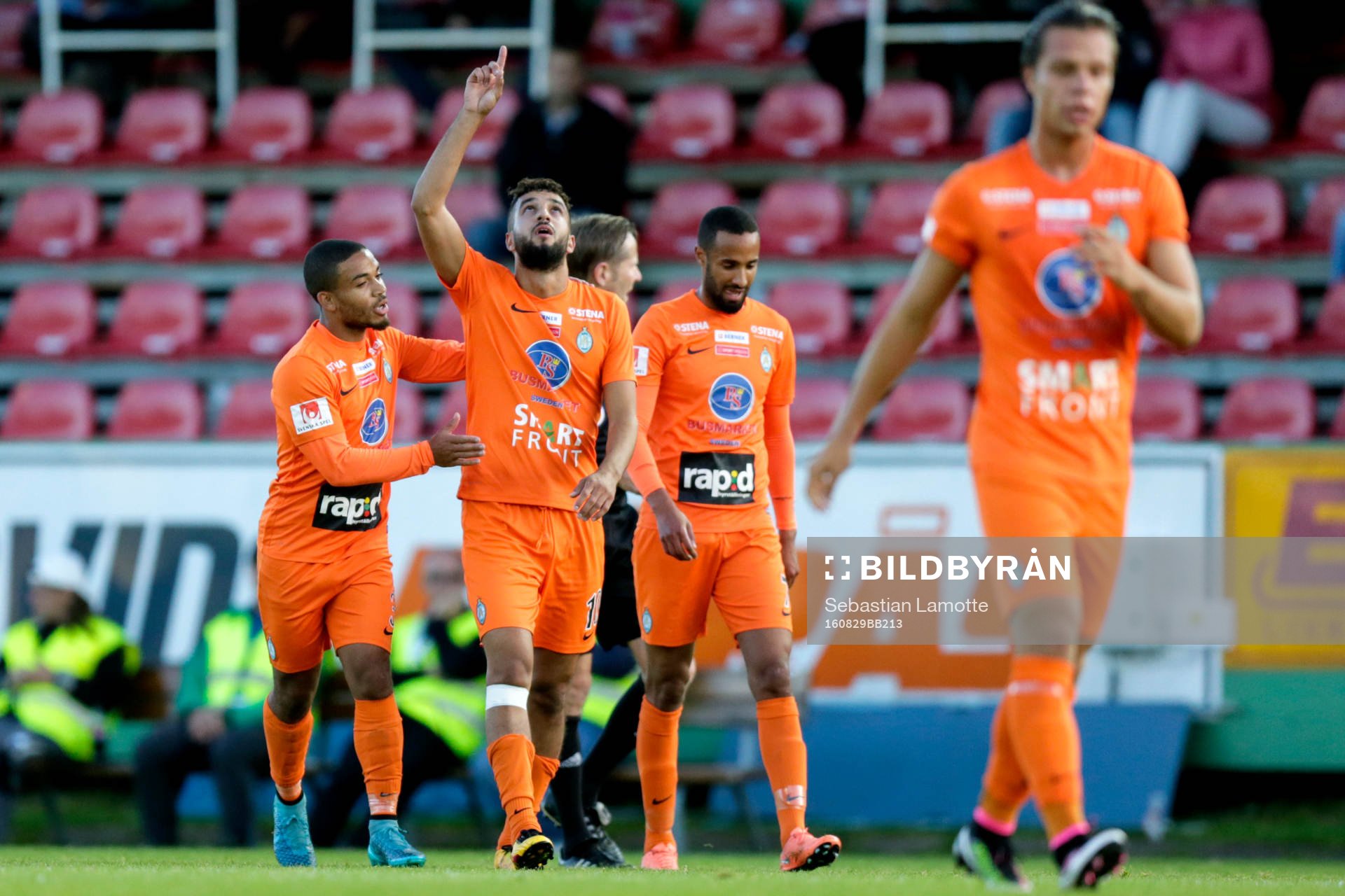 Athletics Omar Eddahri jublar med lagkamraterna efter 0-1 under fotbollsmatchen i Superettan mellan Ljungskile och AFC United den 29 Augusti 2016 i Ljungskile.