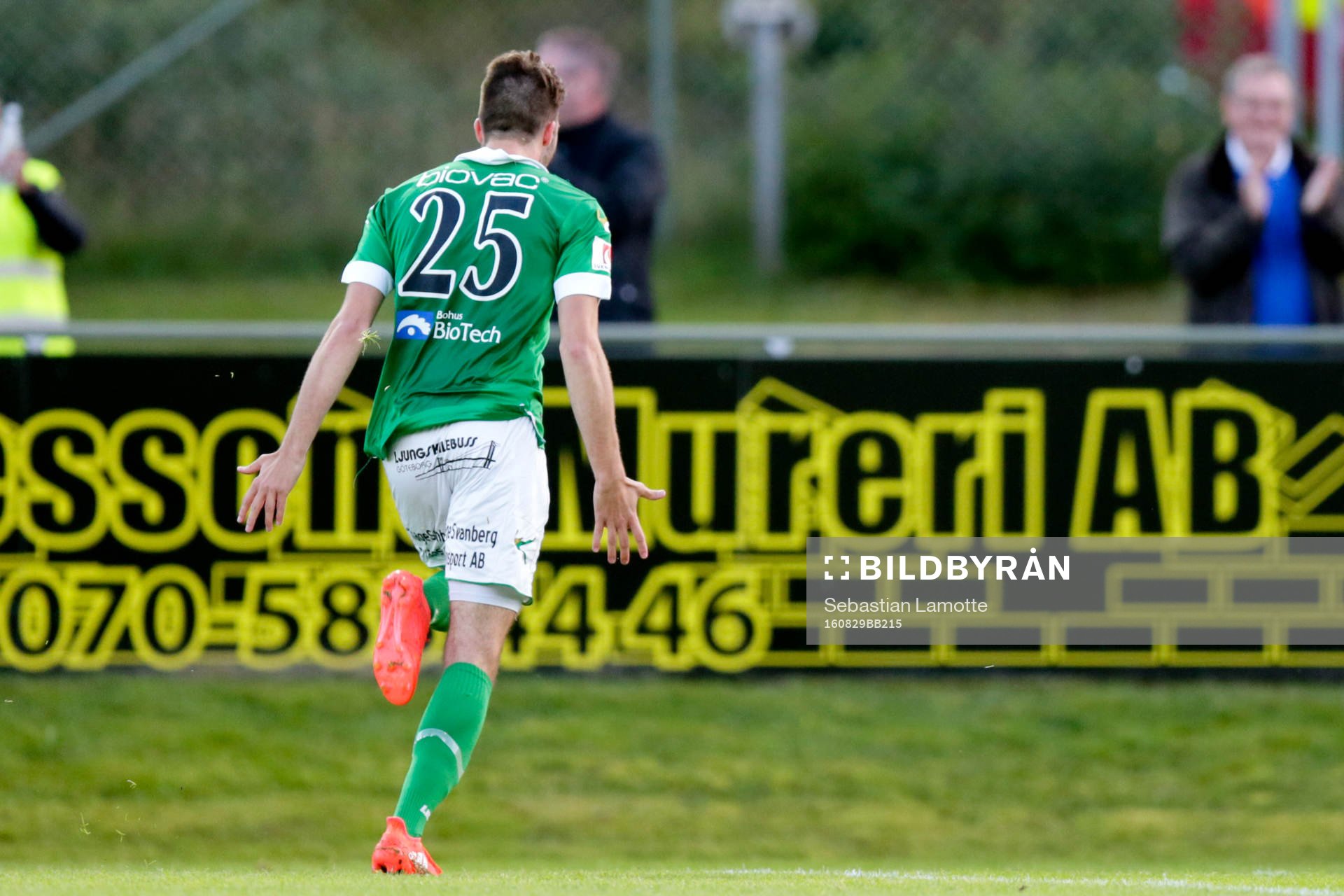 Ljungskiles Egzon Binaku jublar efter 1-1 under fotbollsmatchen i Superettan mellan Ljungskile och AFC United den 29 Augusti 2016 i Ljungskile.