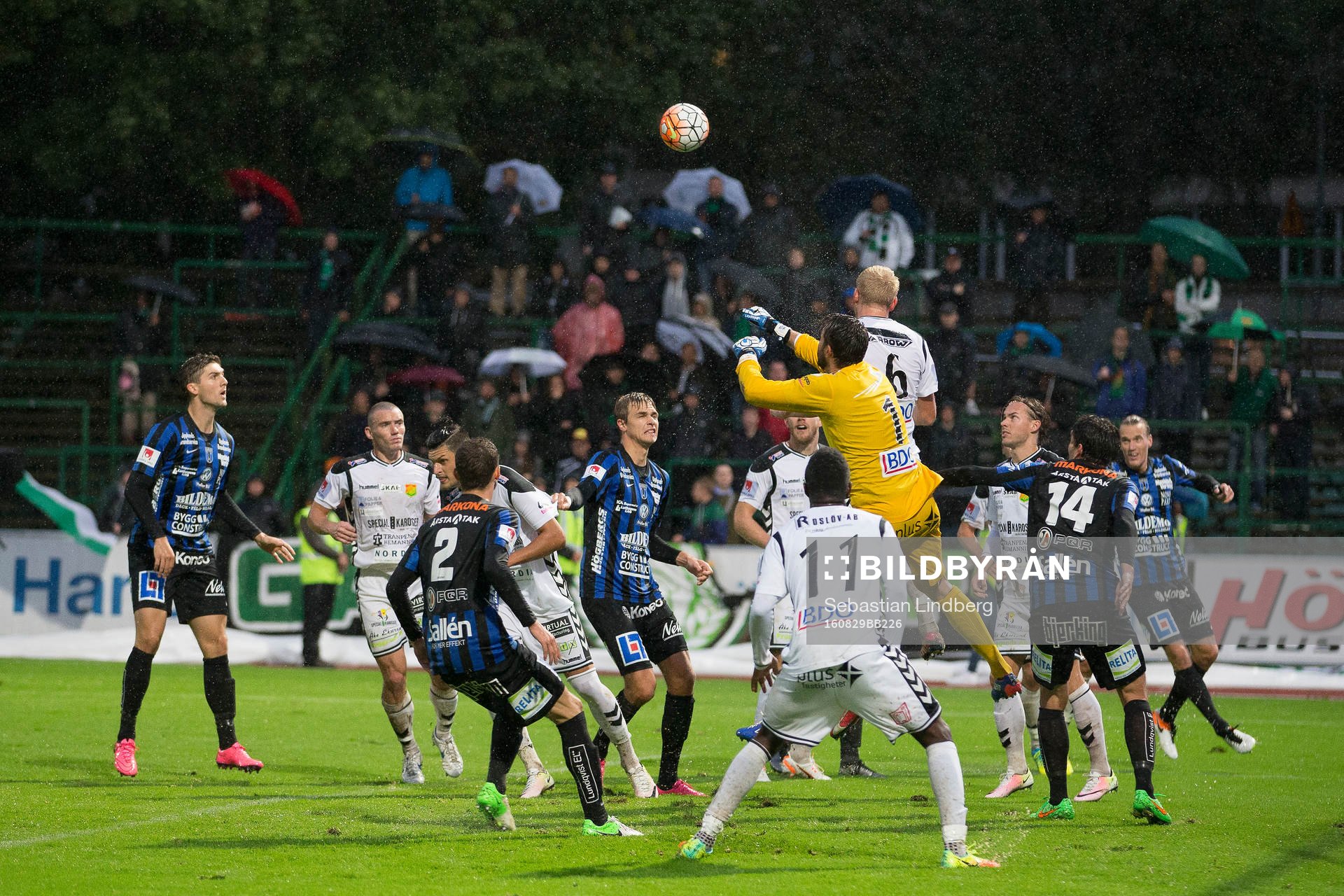 GAIS målvakt Tommi Vaiho boxar bort bollen från ett