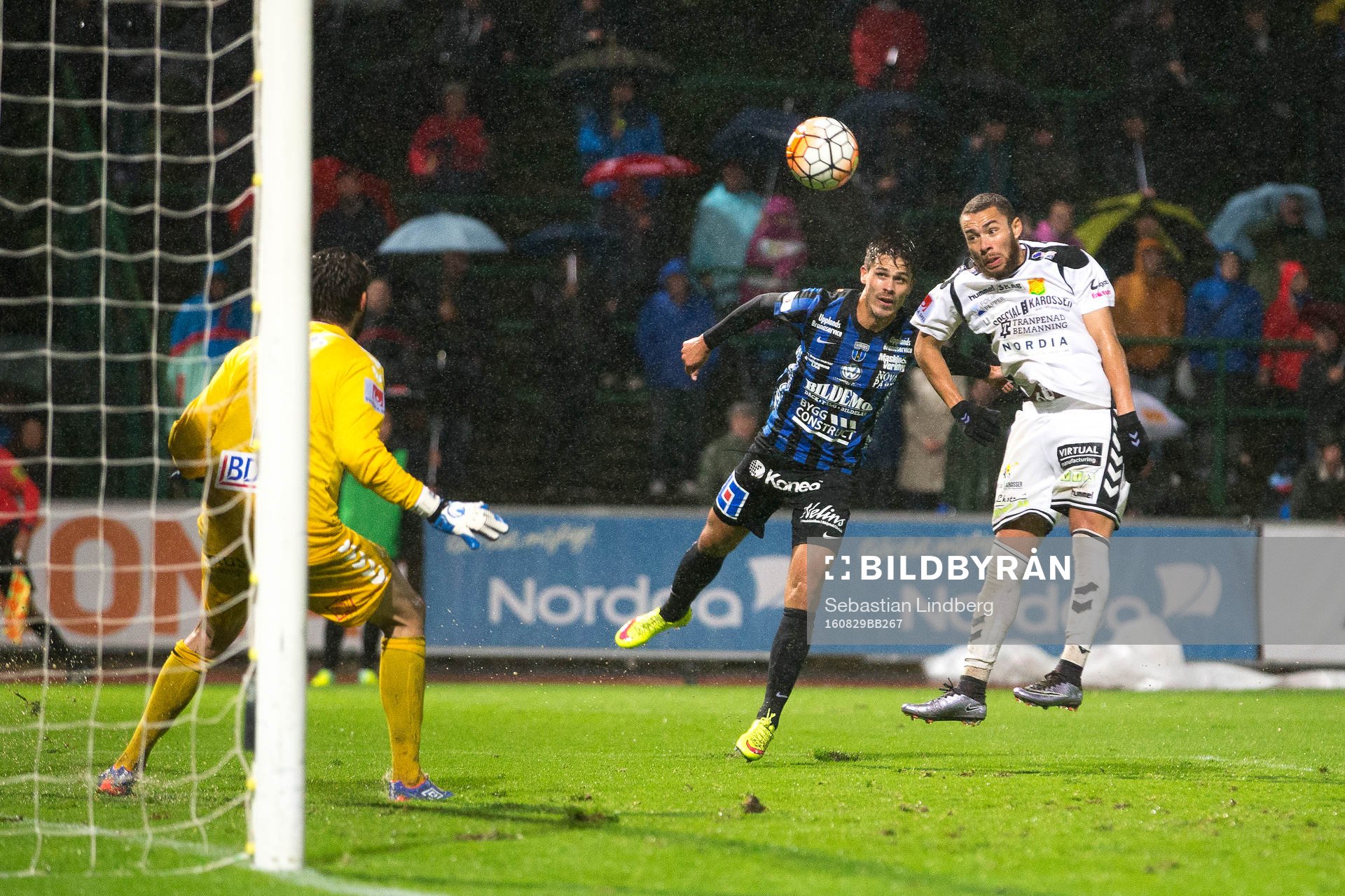 Sirius Ante Björkebaum har precis nickat bollen mot GAIS målvakt Tommi Vaiho och GAIS Malkolm Moënza under fotbollsmatchen i superettan mellan Sirius och GAIS den 29 augusti 2016 i Uppsala.