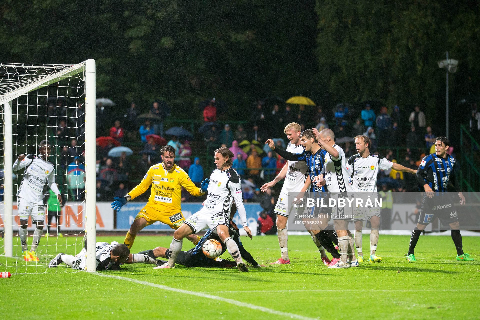 Stökigt framför GAIS målvakt Tommi Vaiho