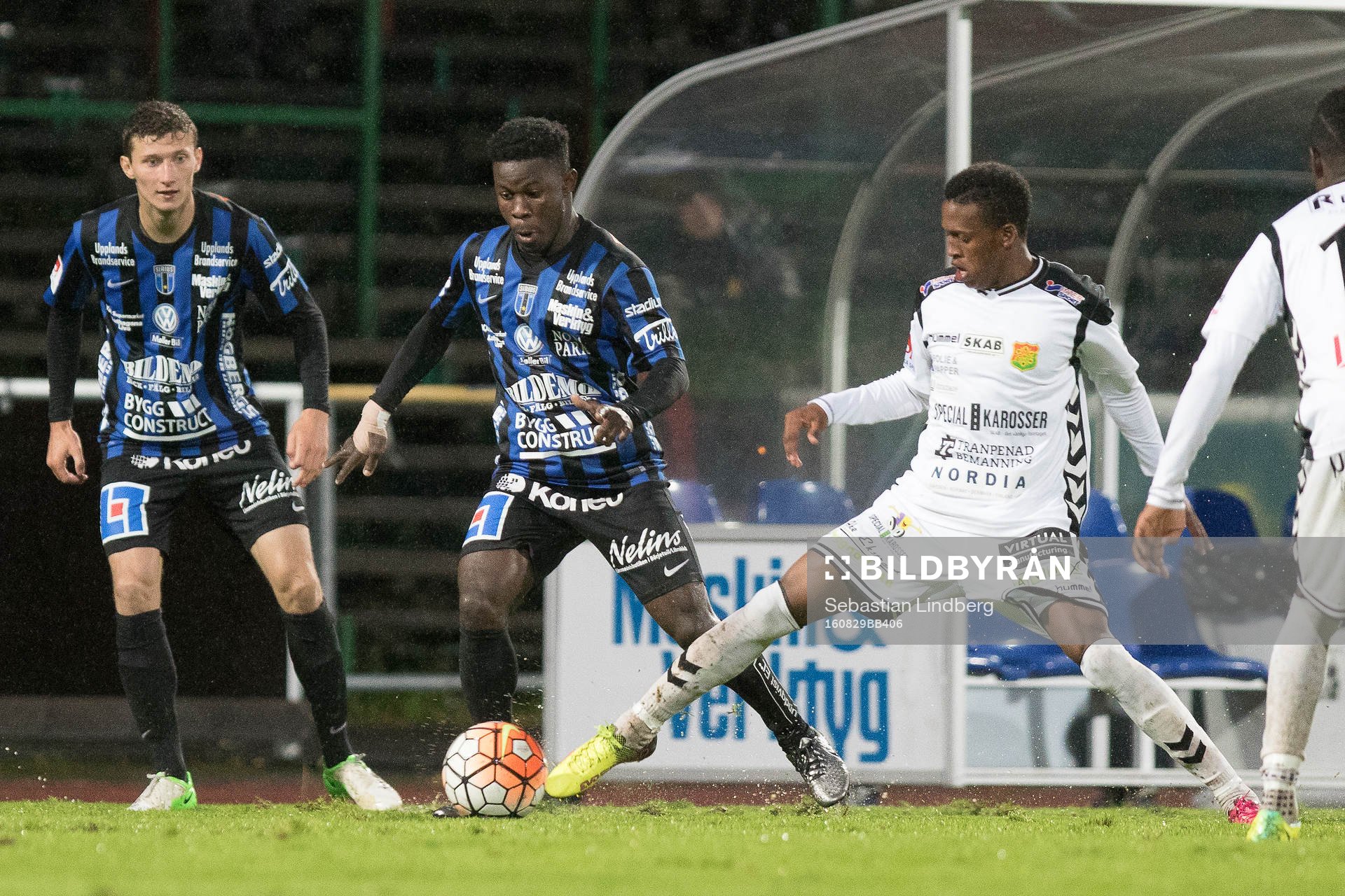 Sirius Jacob Bergman, Sirius Kingsley Sarfo, GAIS Luther Singh under fotbollsmatchen i superettan mellan Sirius och GAIS den 29 augusti 2016 i Uppsala.