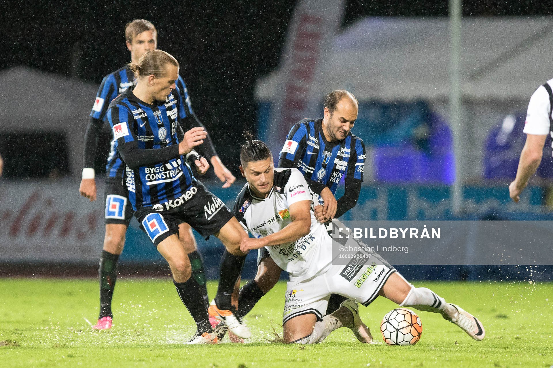 Sirius Kim Skoglund, Sirius Jacob Bergman och GAIS Luka Mijaljevic under fotbollsmatchen i superettan mellan Sirius och GAIS den 29 augusti 2016 i Uppsala.