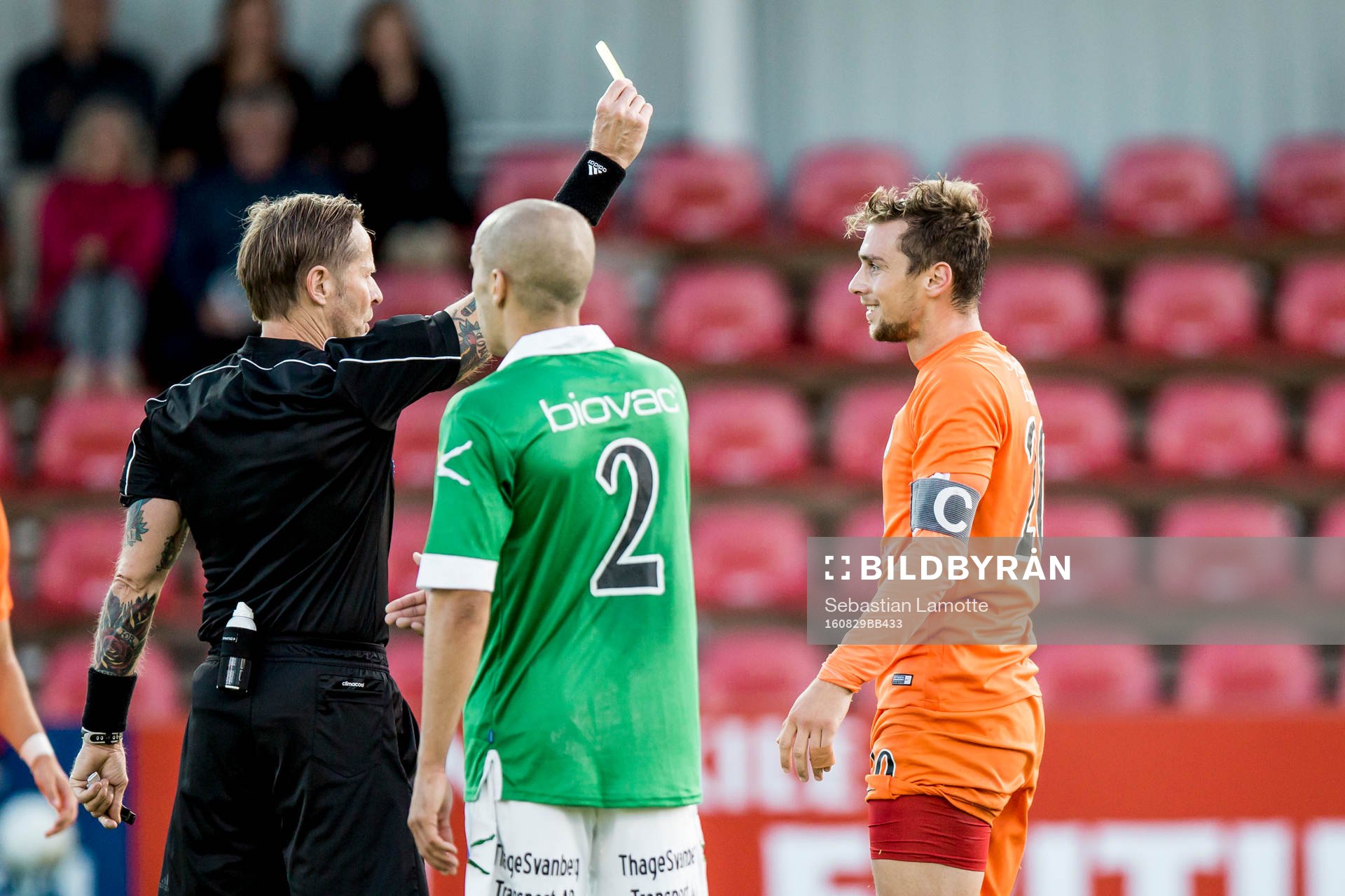 Domare Lars Olsson ger Athletics Filip Rogic  gult kort