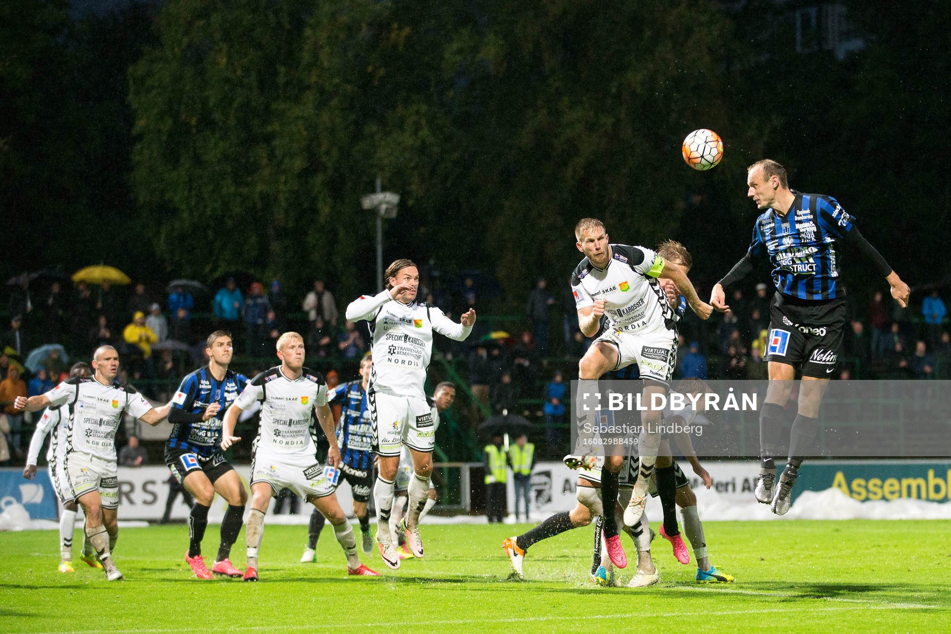 GAIS Steven Old och Sirius Dragan Kapcevic i en nickduell