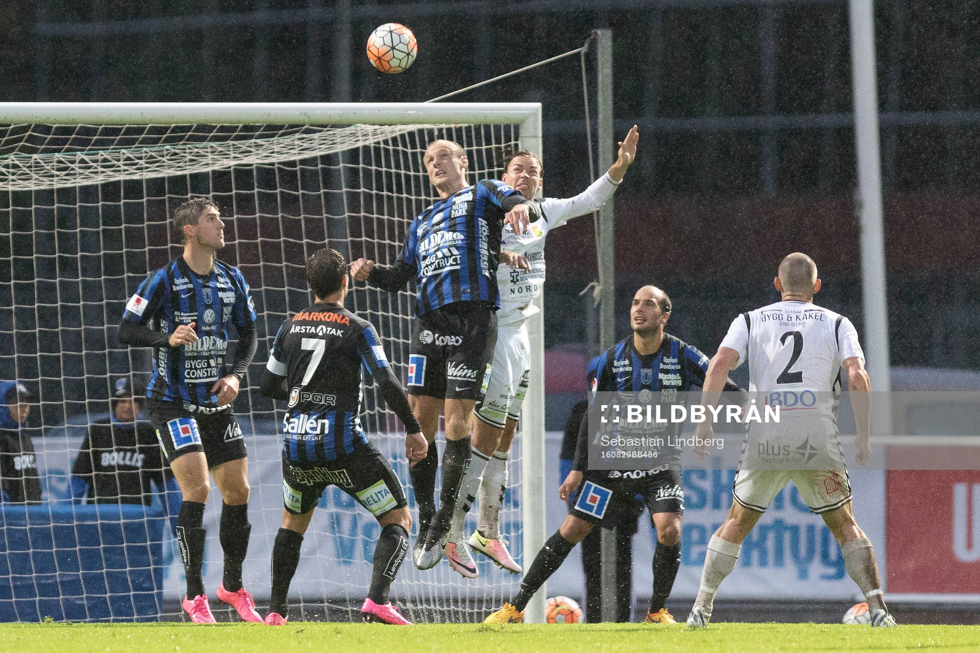 Sirius Dragan Kapcevic och GAIS Luka Mijaljevic i nickduell