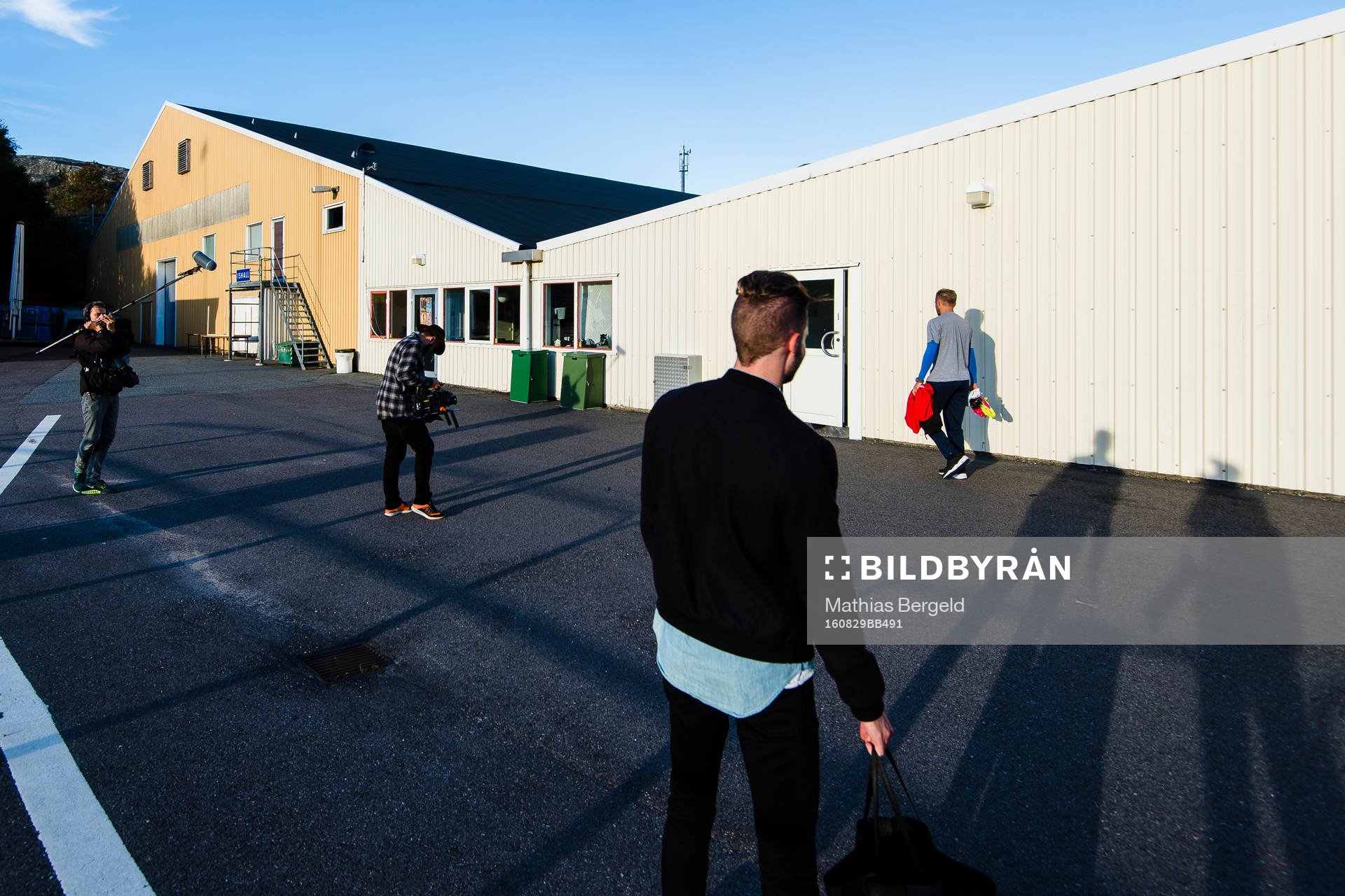 IFK Göteborgs målvakt John Alvbåge och ett filmteam