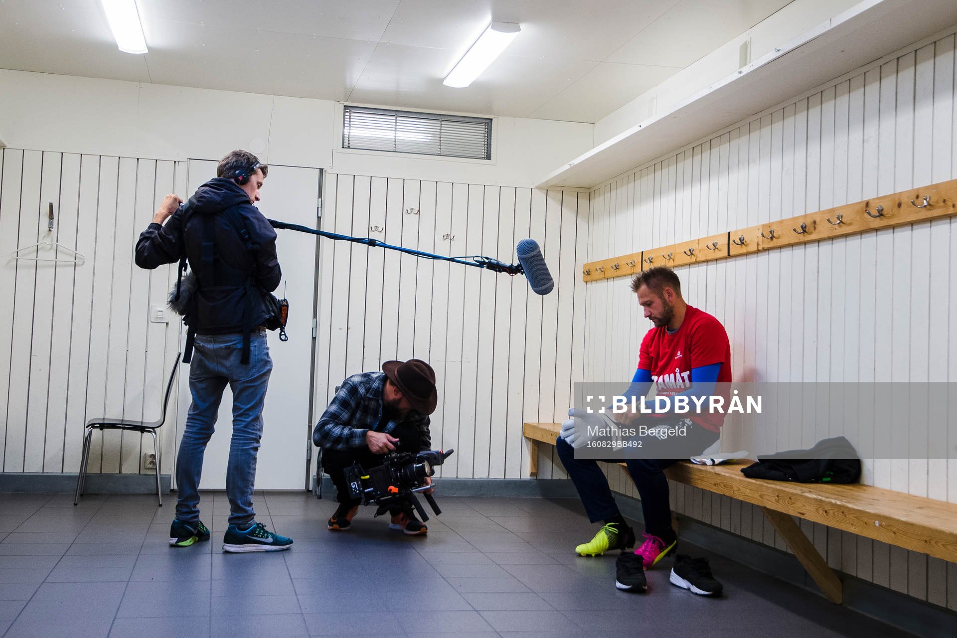 IFK Göteborgs målvakt John Alvbåge och ett filmteam