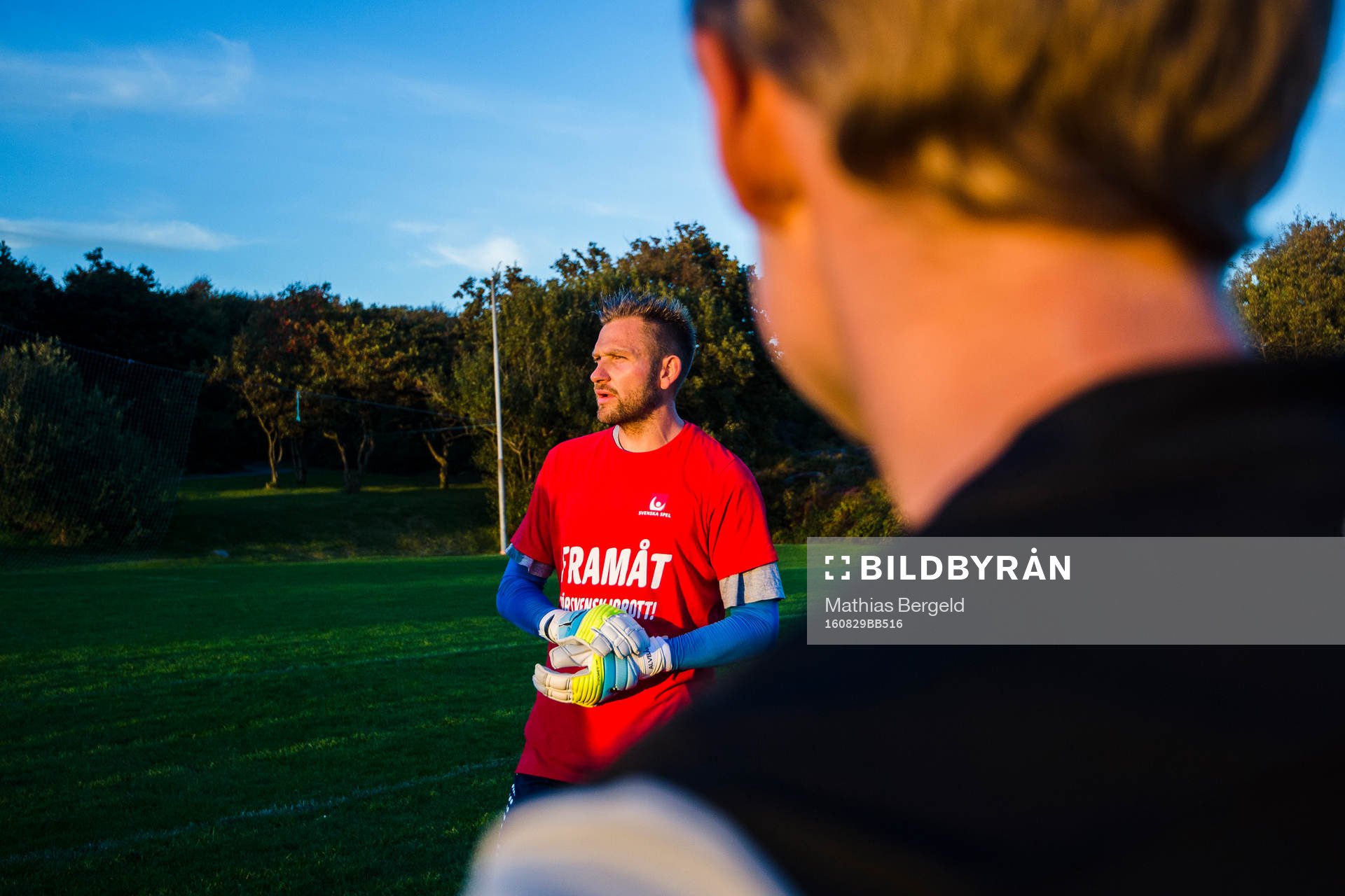 IFK Göteborgs målvakt John Alvbåge instruerar spelarna