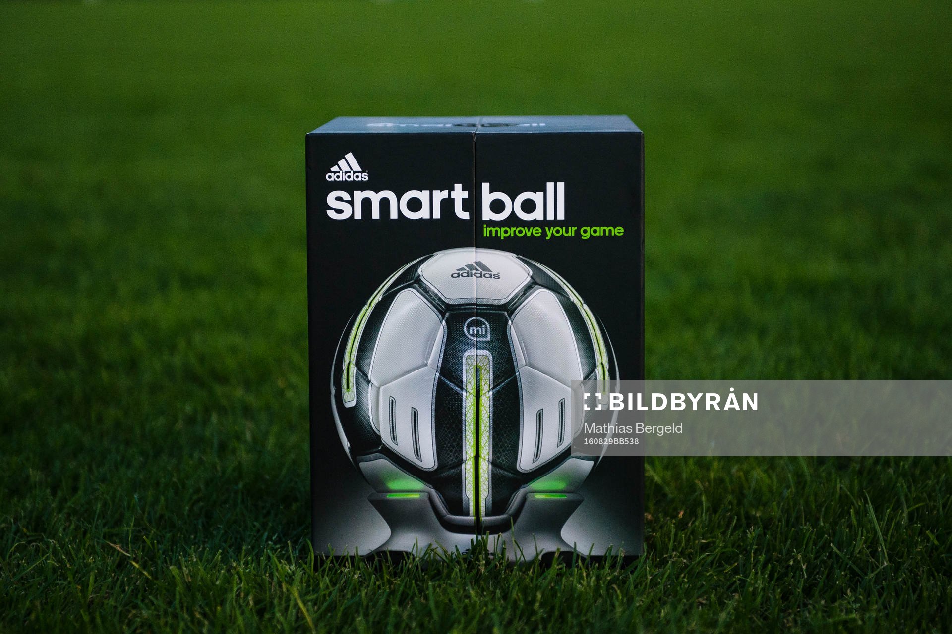 Förpackningen till en Smart Ball från Adidas