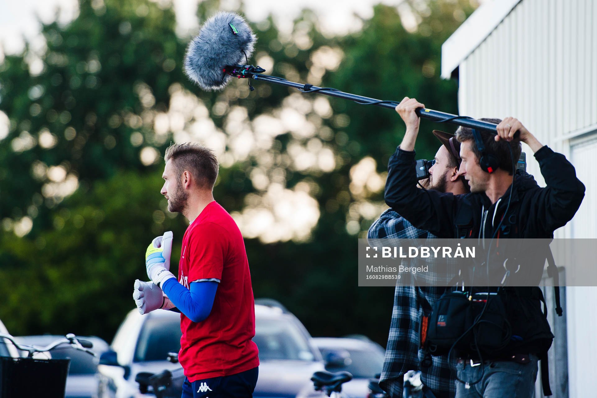 IFK Göteborgs målvakt John Alvbåge och ett filmteam
