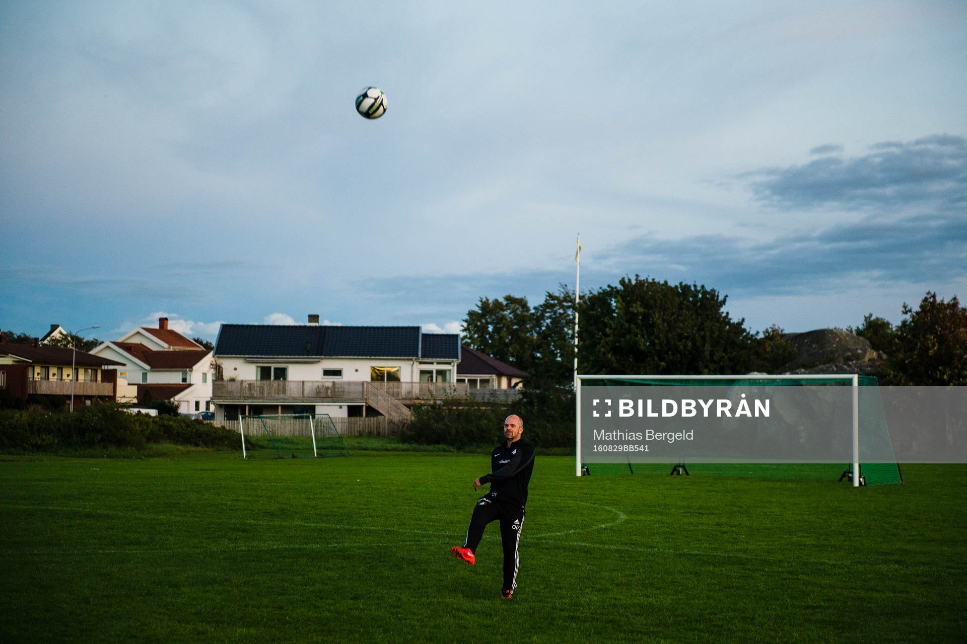 Olof Utbult sparkar iväg en boll