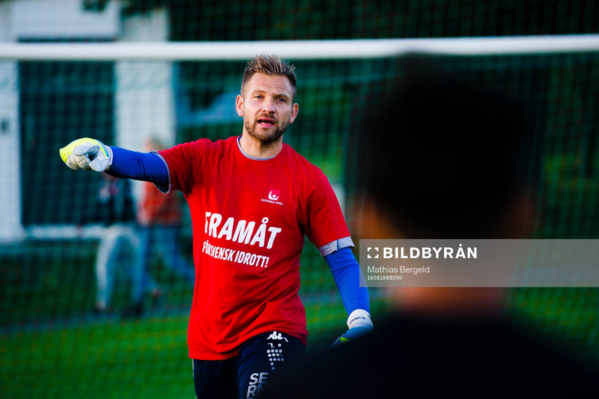 Spelare ser IFK Göteborgs målvakt John Alvbåge