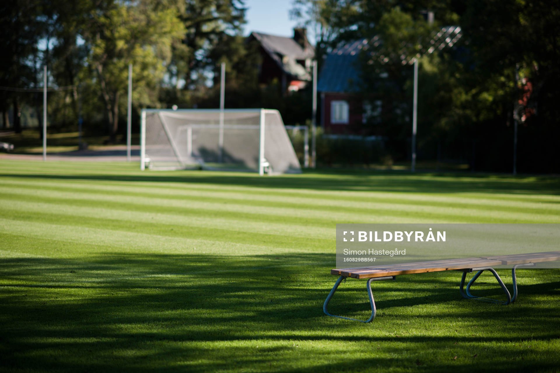 Bänkar intill fotbollsplanen på Bosön före en träning